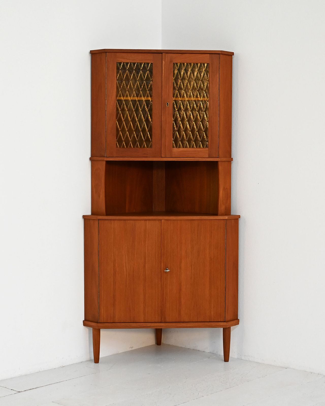 Mid-Century teakhouten hoekenkast, ca. jaren 1950