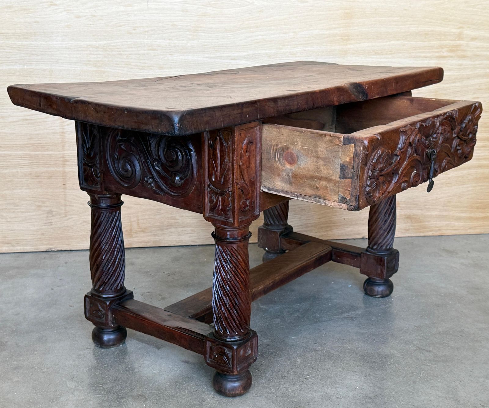 photo furniture Table d'appoint ou table basse en noyer sculpté, fin du XIXe siècle, avec tiroir