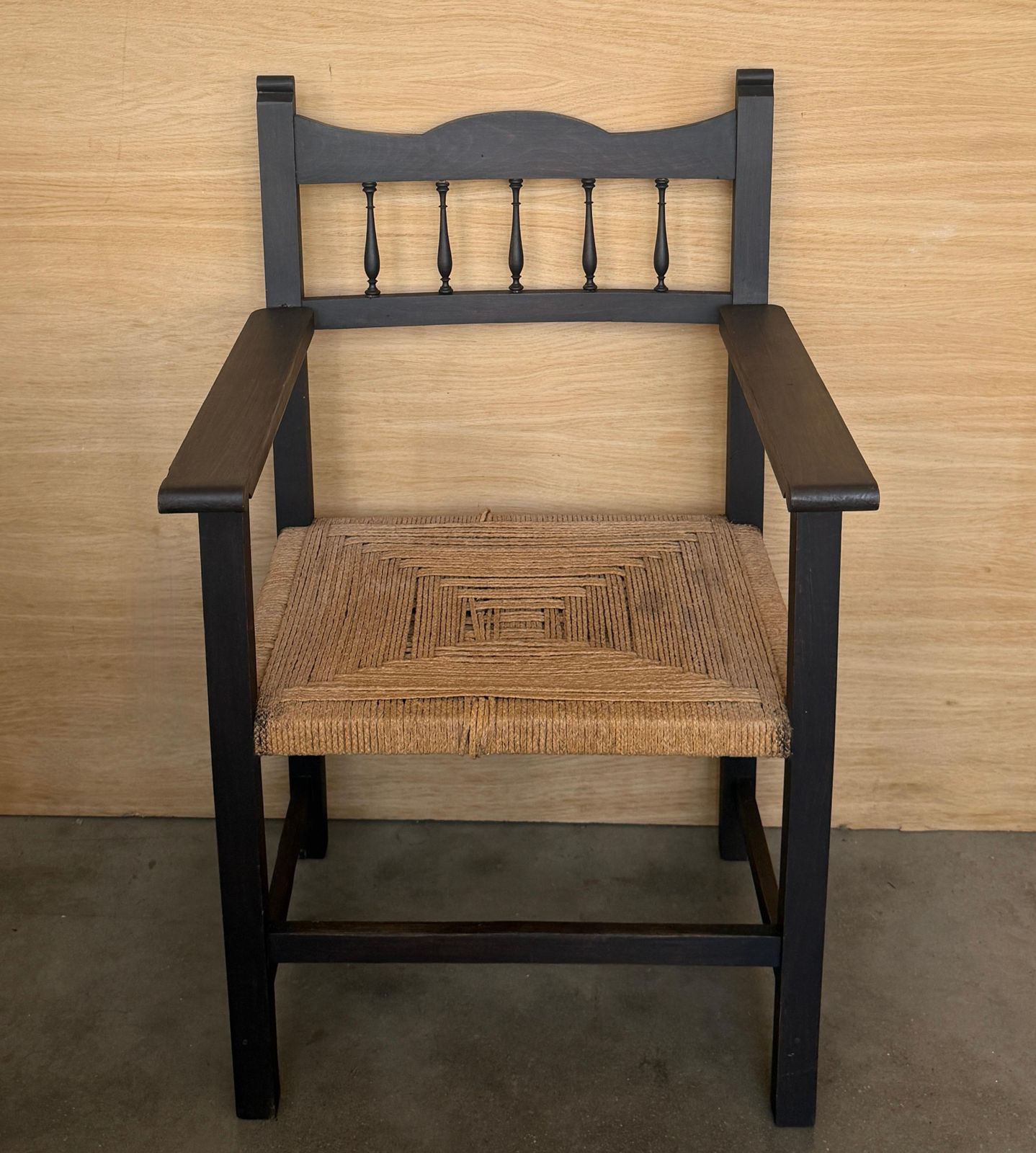 Fauteuil en bois à assise tressée main photo vintage