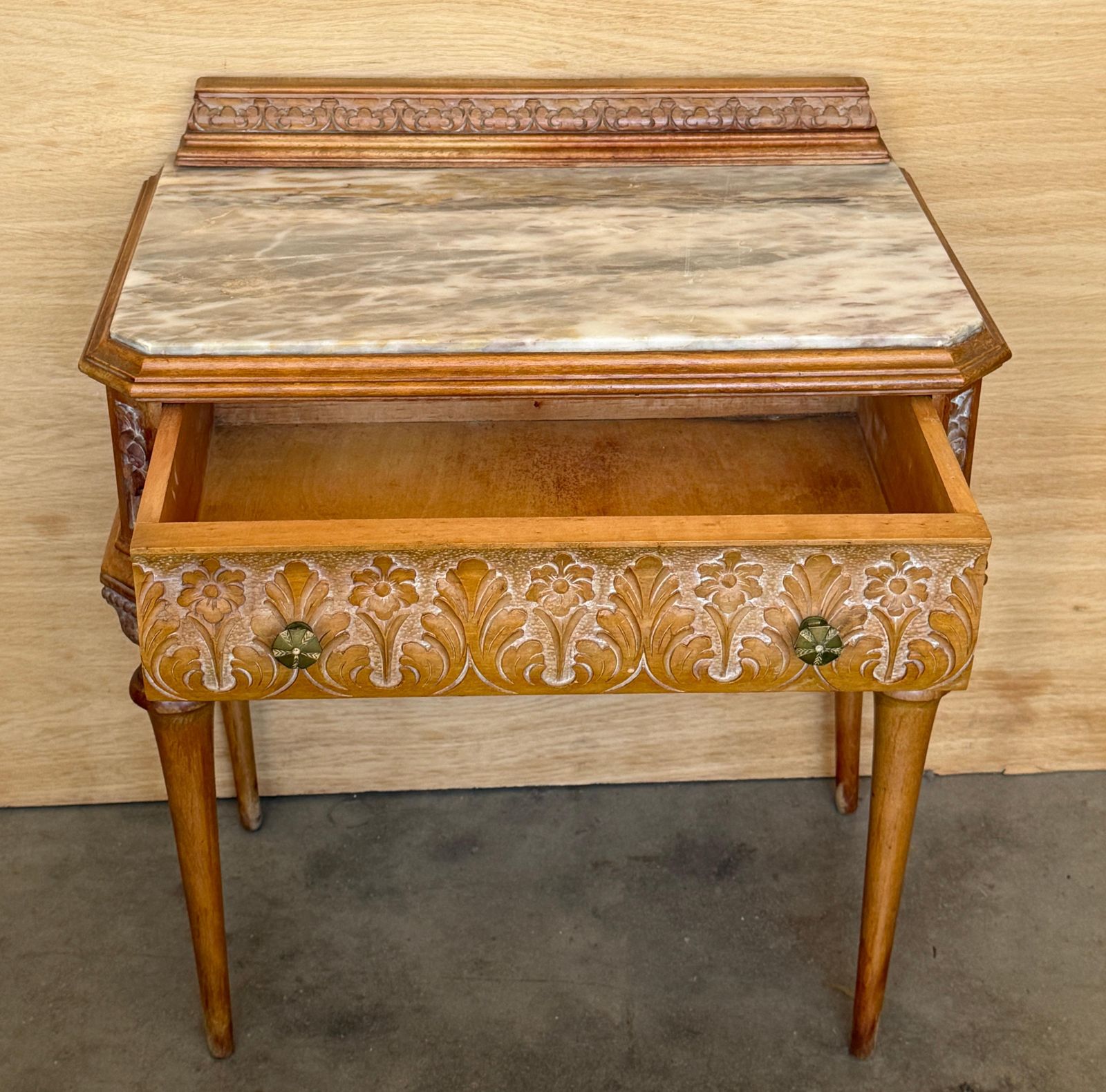 Paire de tables consoles de style classique, plateaux en marbre photo Mobilier