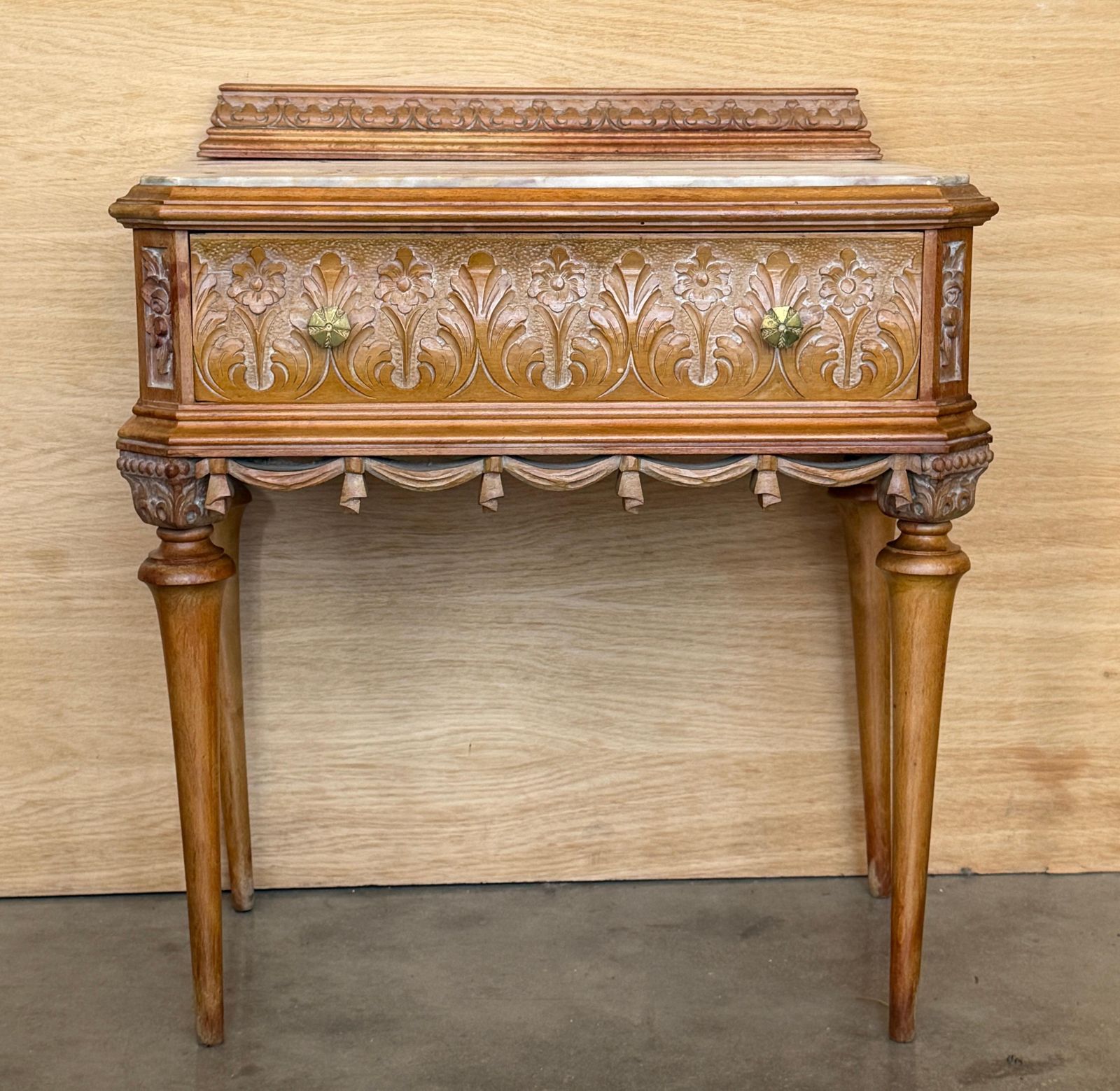 Paire de tables consoles de style classique, plateaux en marbre photo 2267.0