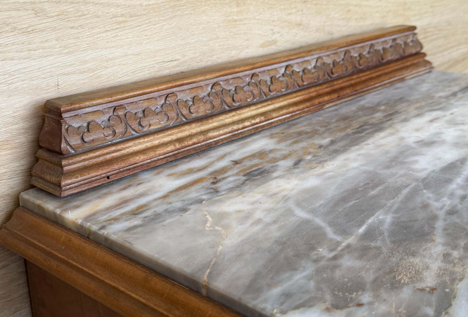 Paire de tables consoles de style classique, plateaux en marbre photo vintage