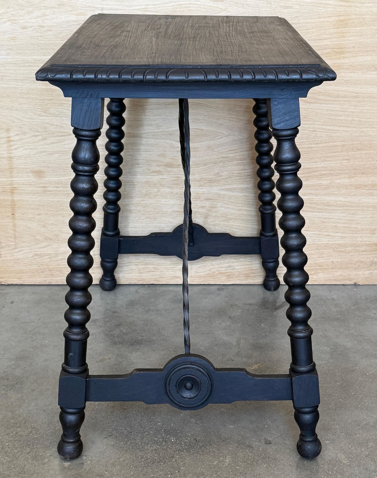 Table d'appoint espagnole en bois massif avec détails en fer forgé, style baroque traditionnel photo Mobilier