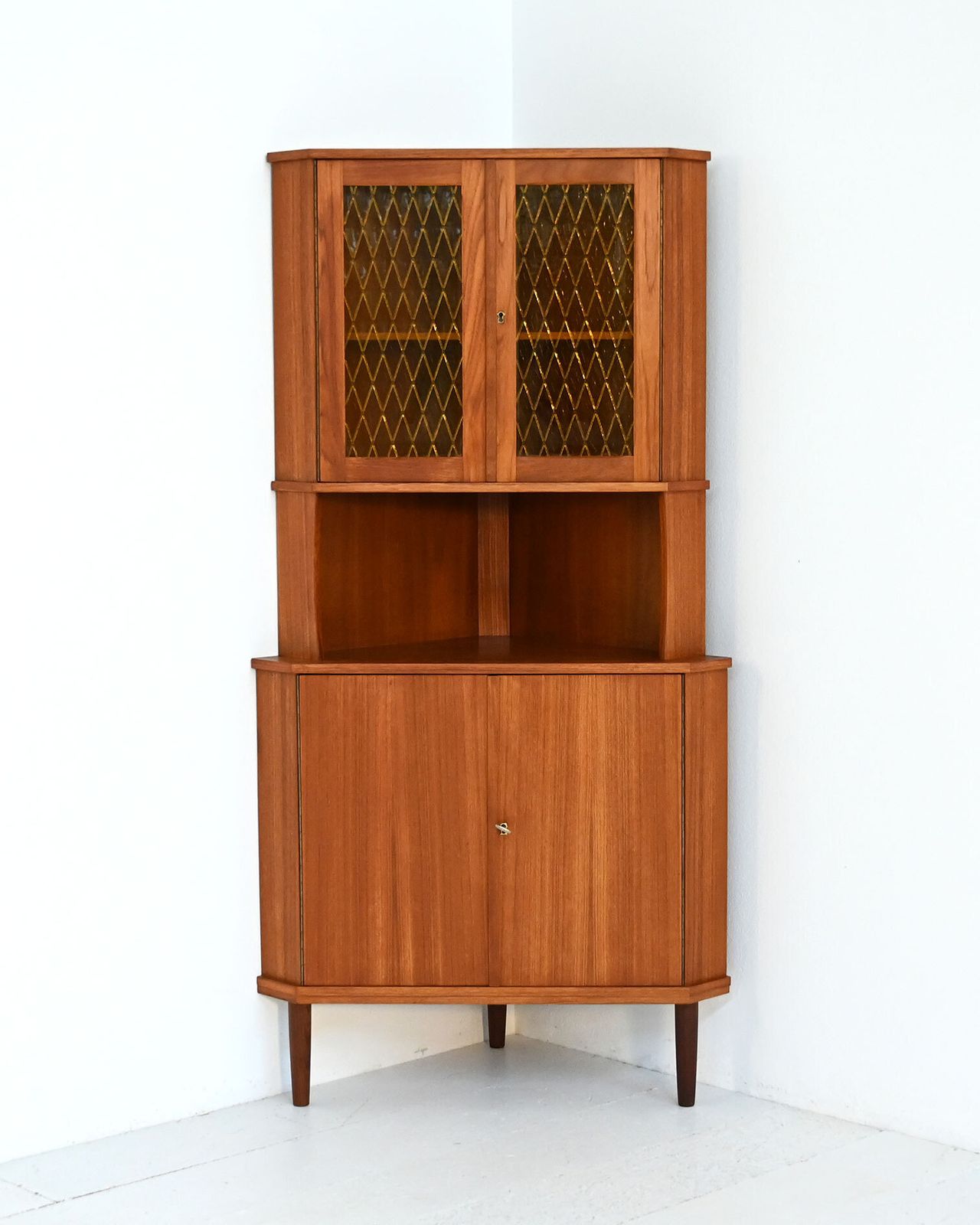 Mid-Century teakhouten hoekenkast, ca. jaren 1950