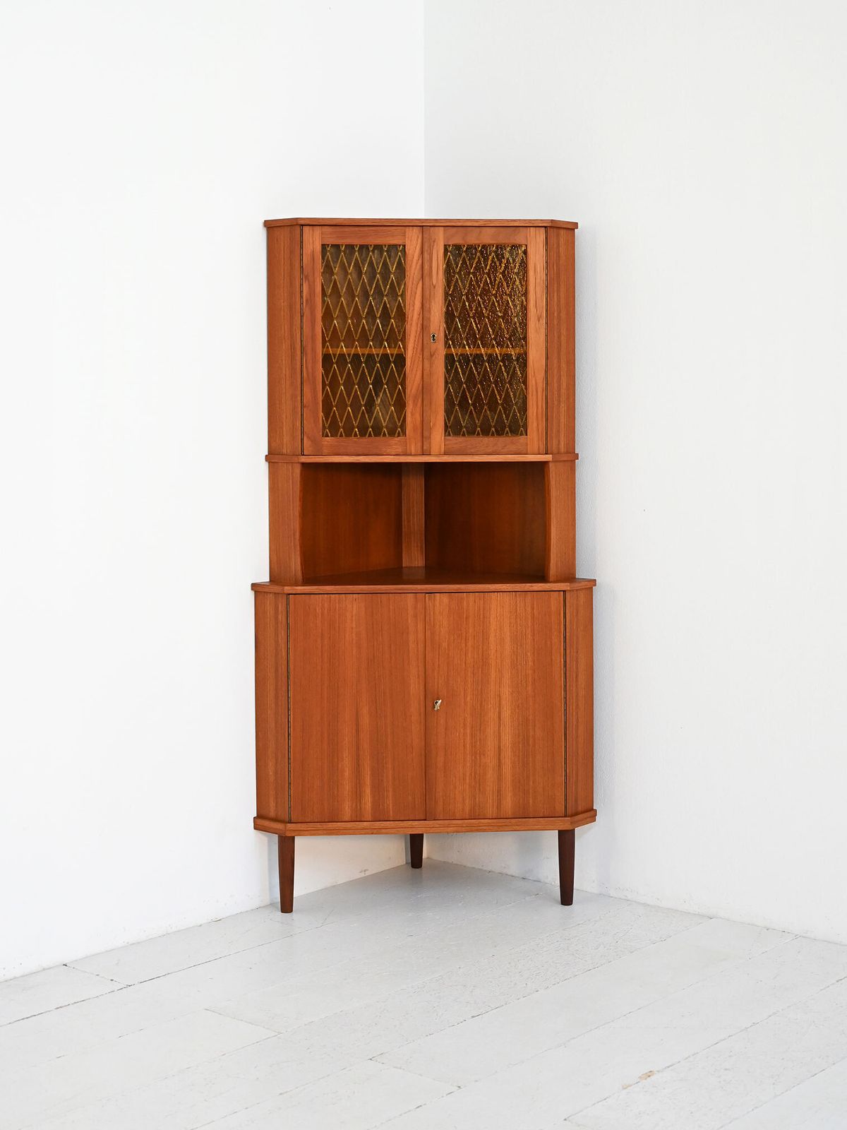 Mid-Century teakhouten hoekenkast, ca. jaren 1950 photo furniture