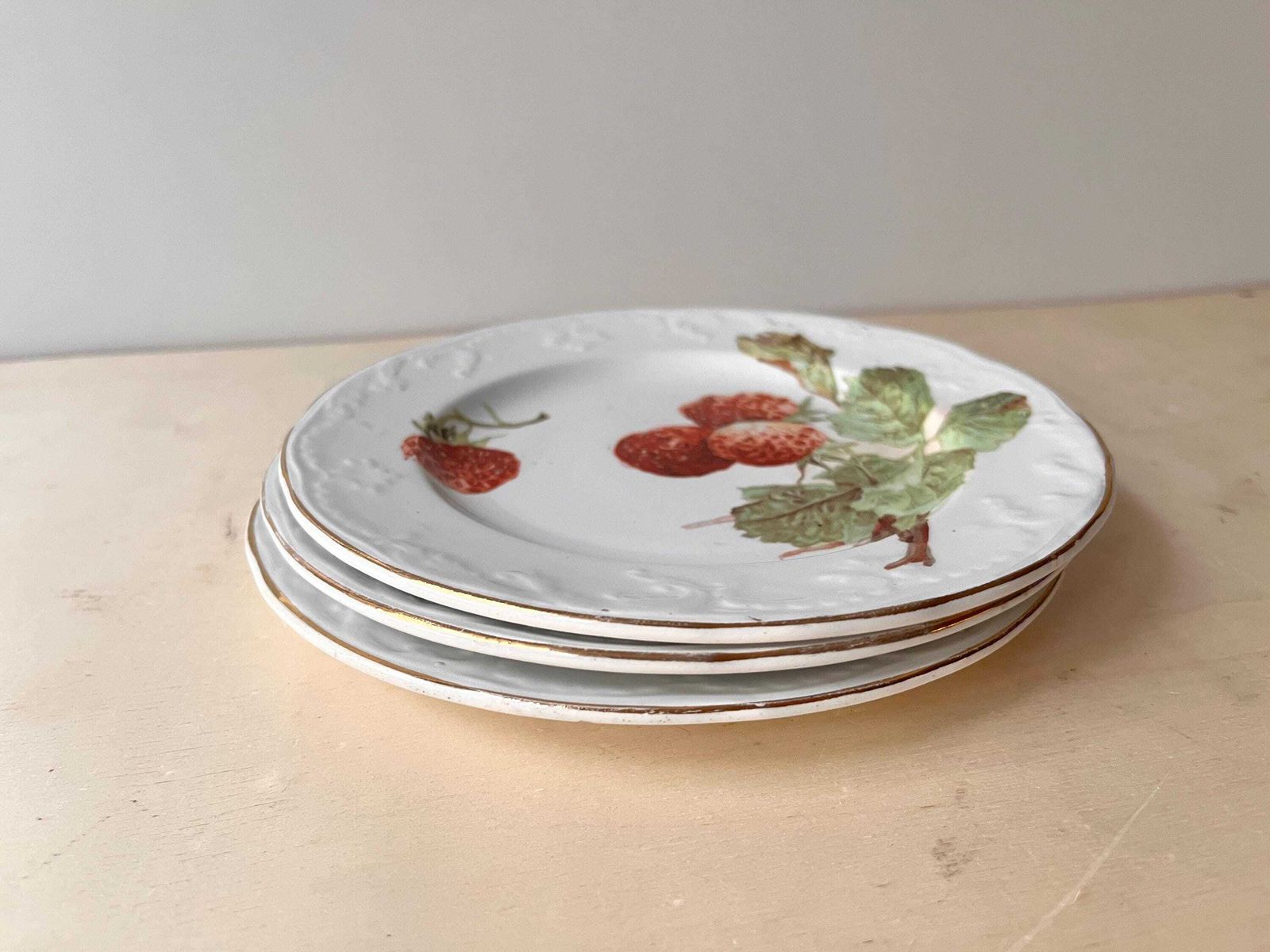 Antique French Strawberries Dessert Plates, Saint Amand Hamage Tableware In Ironstone Circa 1900's photo for sale