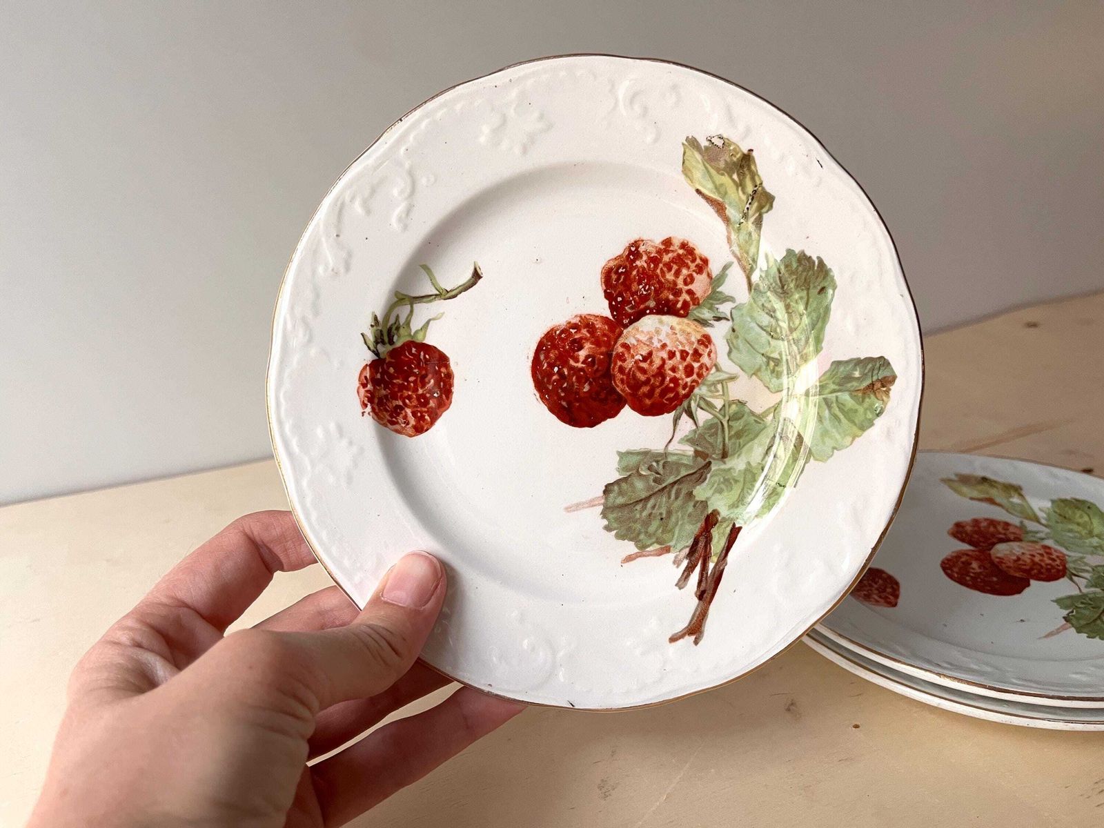 Antieke Franse dessertborden met aardbeienpatroon, Saint Amand Hamage servies in ironstone, ca. 1900 photo Woonaccessoires