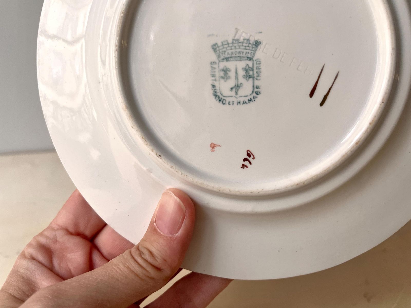 photo vintage Antique French Strawberries Dessert Plates, Saint Amand Hamage Tableware In Ironstone Circa 1900's