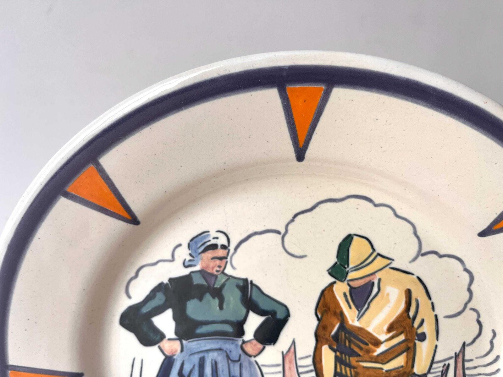 Antiek Henriot Quimper-bord door Jim Eugène Sevellec, Bretonse visser, aardewerk, Art Deco photo Woonaccessoires