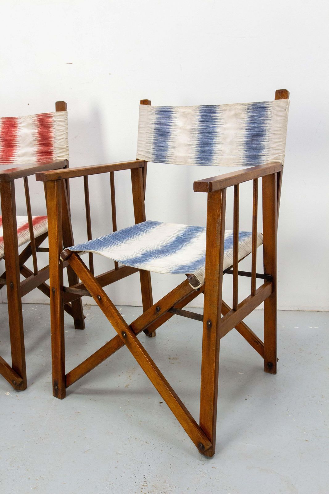 Vijf opvouwbare canvas regisseursstoelen in rood, blauw en wit, ca. 1940 photo Meubels
