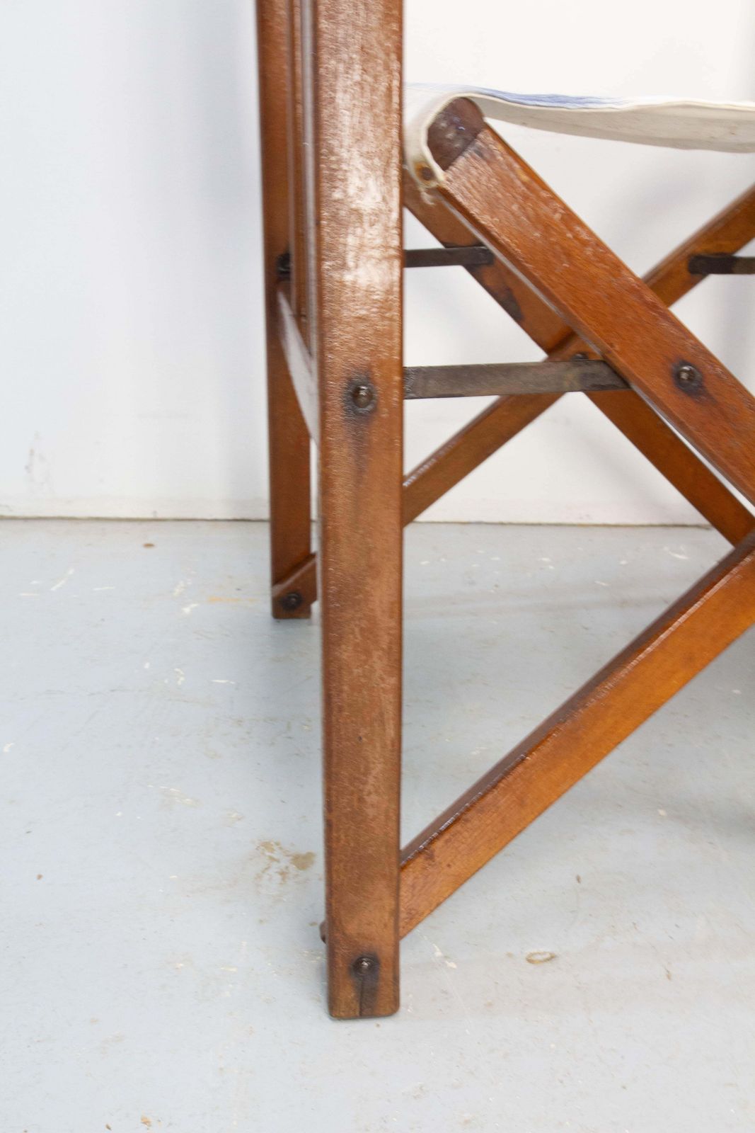 Vijf opvouwbare canvas regisseursstoelen in rood, blauw en wit, ca. 1940 photo buy
