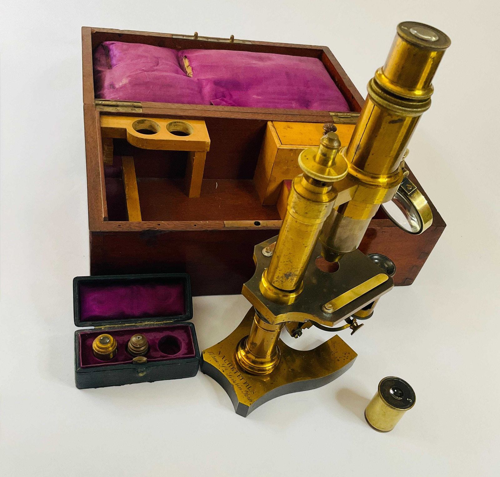 Antiek messing microscoop van Nachet Et Fils, compleet met accessoires en mahonieholten koffer, ca. 1865.