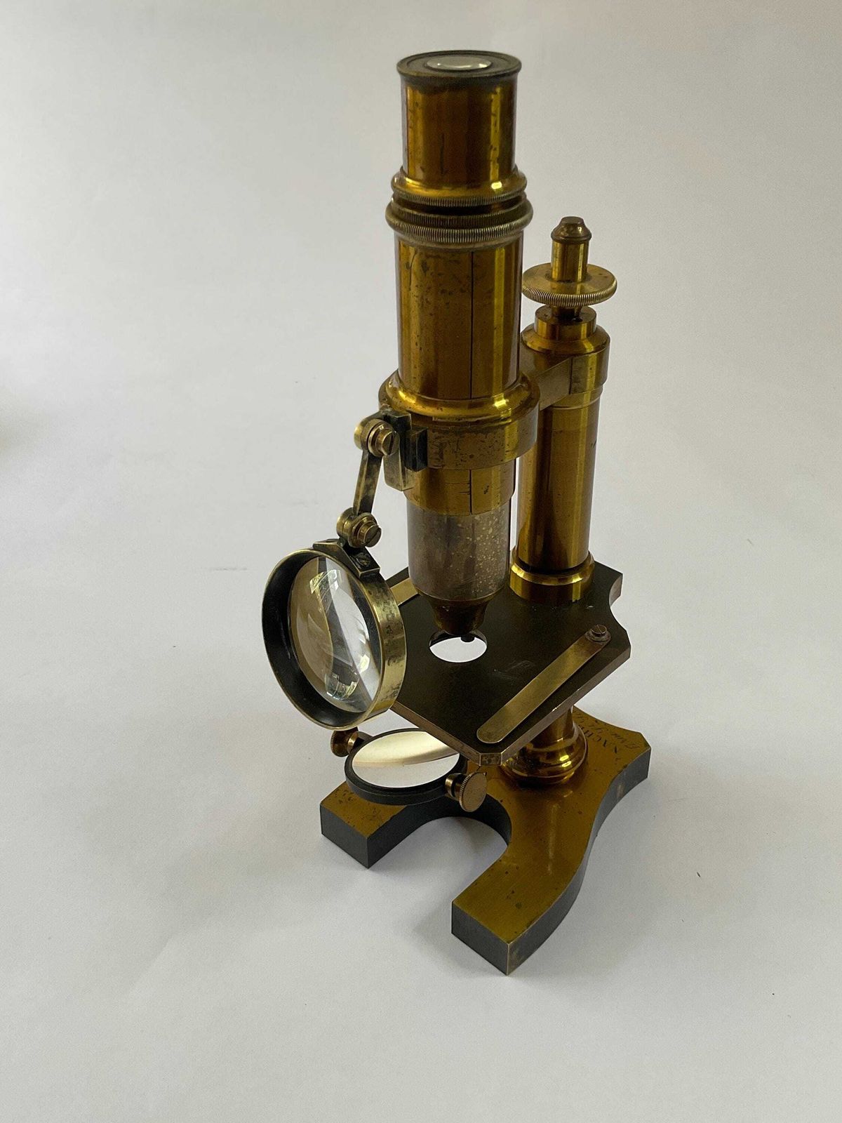 Antiek messing microscoop van Nachet Et Fils, compleet met accessoires en mahonieholten koffer, ca. 1865. photo for sale