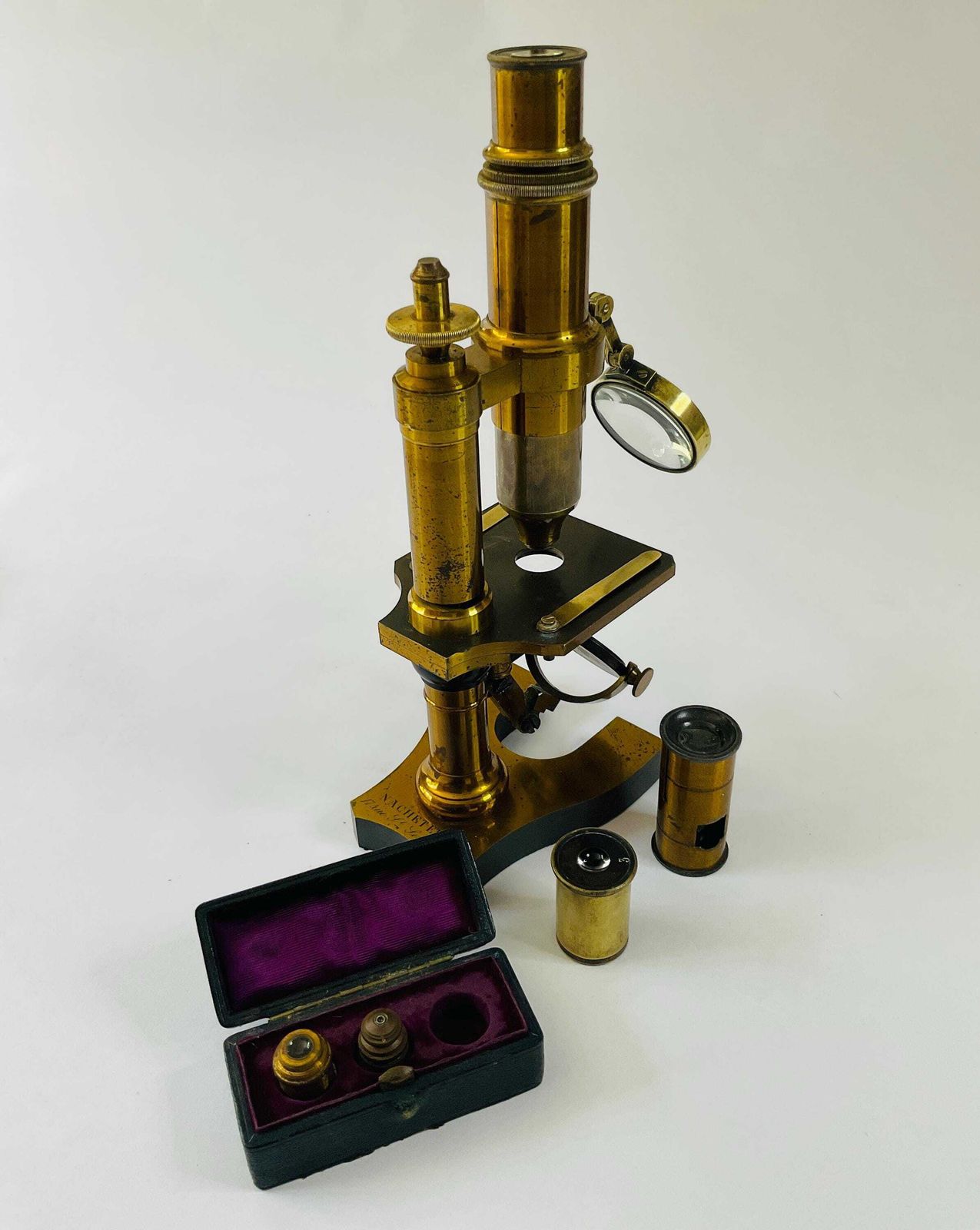 Antiek messing microscoop van Nachet Et Fils, compleet met accessoires en mahonieholten koffer, ca. 1865. photo buy