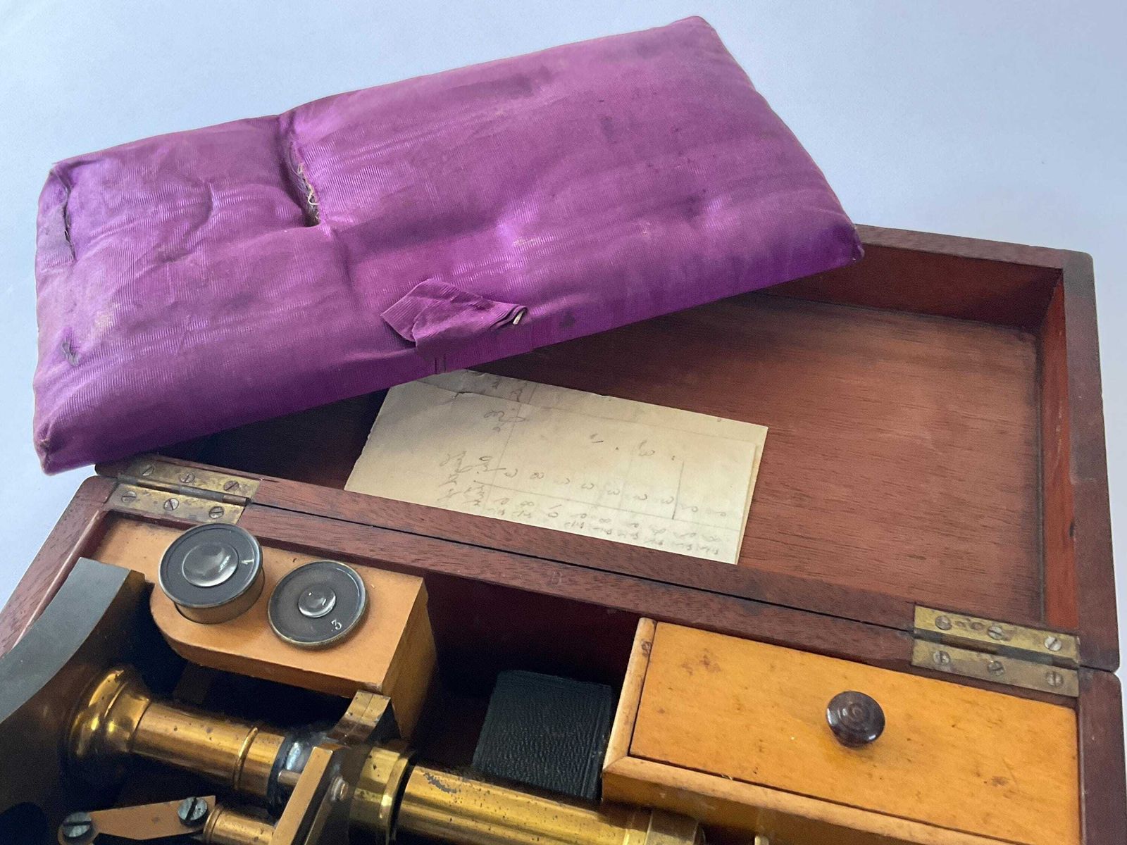 photo vinterior Antiek messing microscoop van Nachet Et Fils, compleet met accessoires en mahonieholten koffer, ca. 1865.