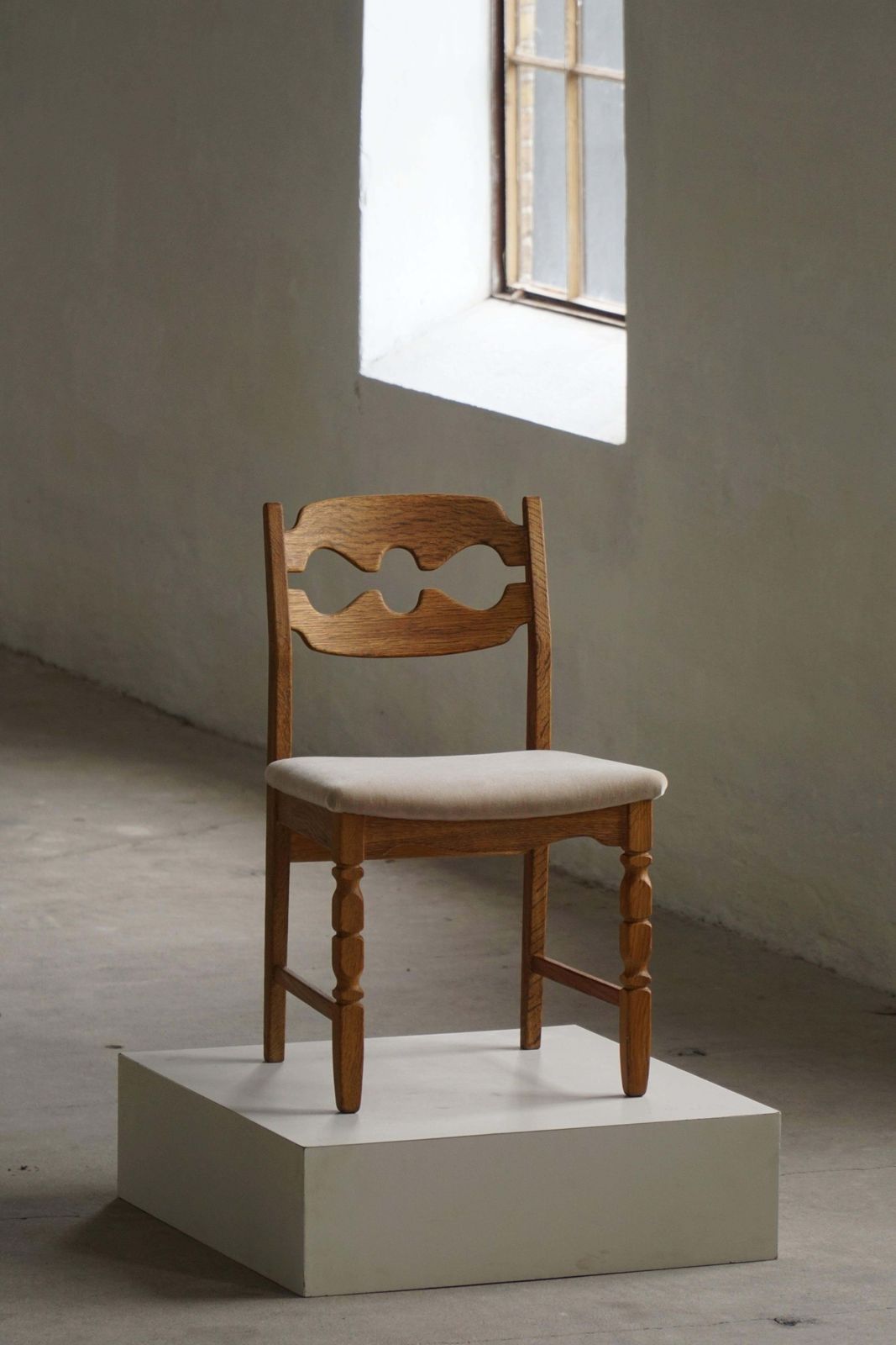 Set Of 8 Henning Kjærnulf Razorblade Dining Chairs In Oak And Mohair 1960s photo vinterior