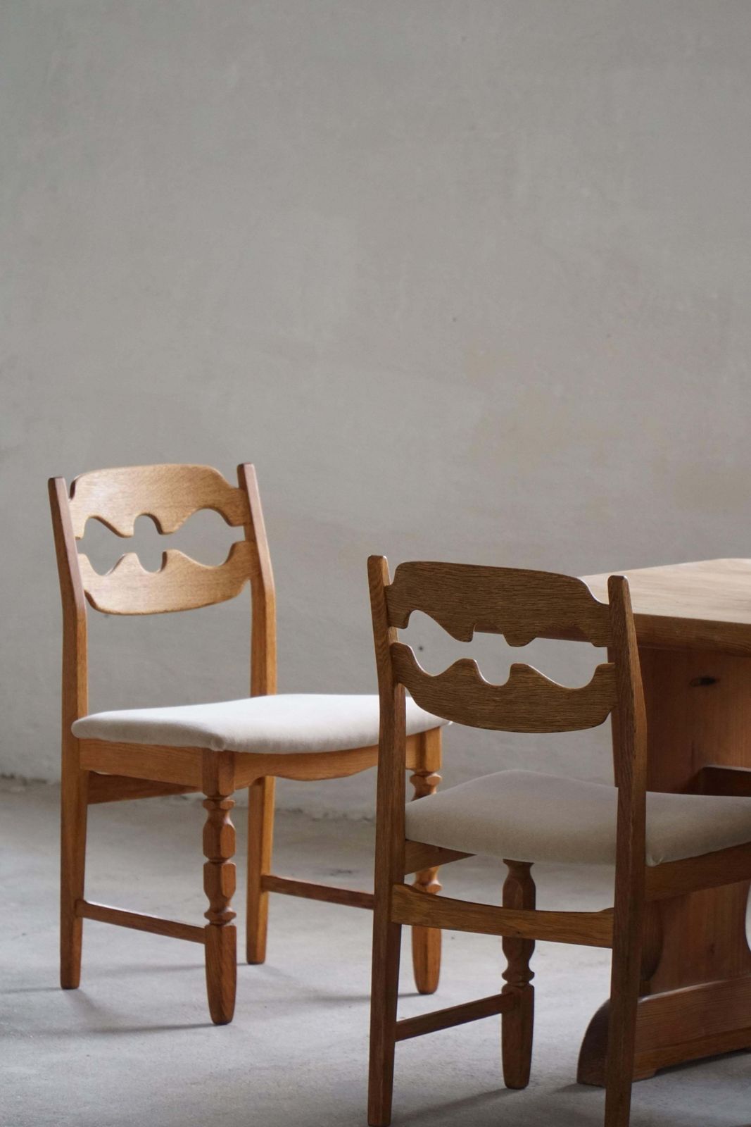6697.0 Set Of 8 Henning Kjærnulf Razorblade Dining Chairs In Oak And Mohair 1960s photo