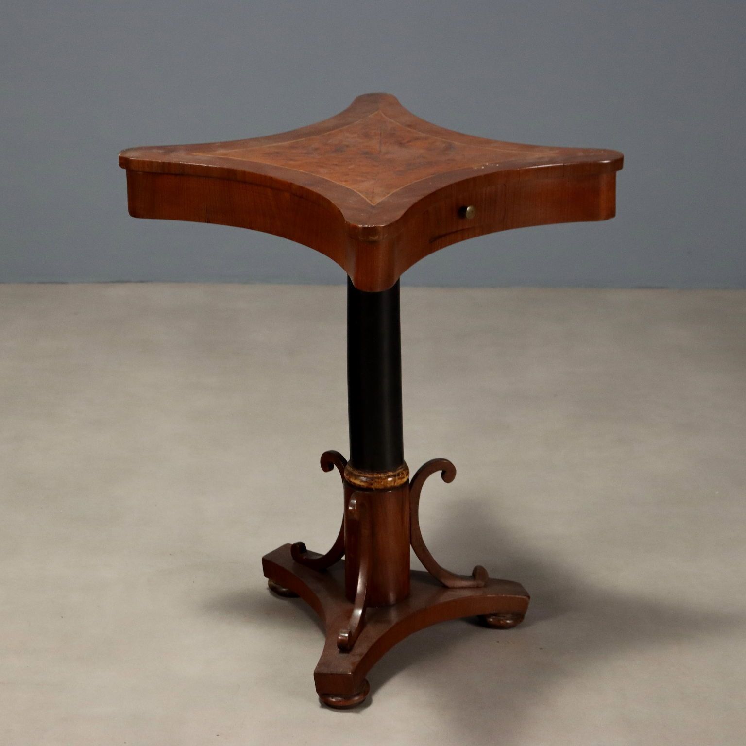 Petite table d'époque Empire en noyer, incrustations d'érable, XIXe siècle