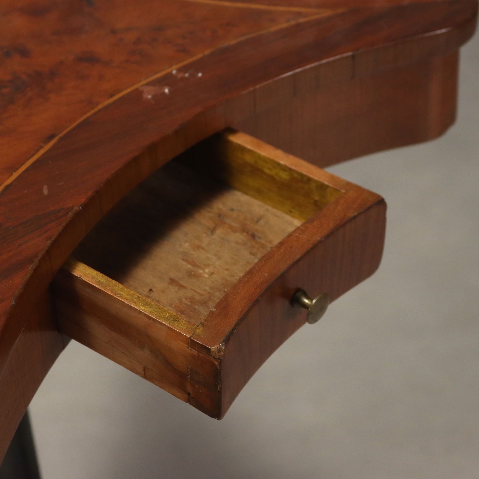 Petite table d'époque Empire en noyer, incrustations d'érable, XIXe siècle photo 490.0