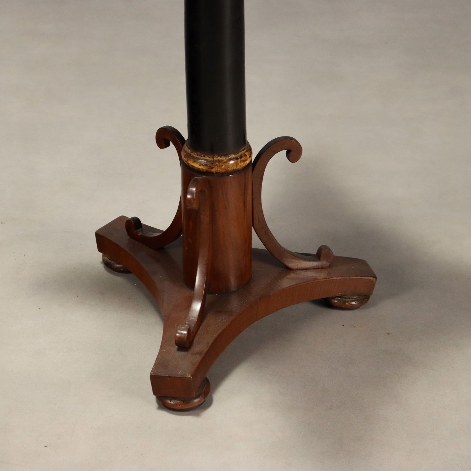 Petite table d'époque Empire en noyer, incrustations d'érable, XIXe siècle photo buy
