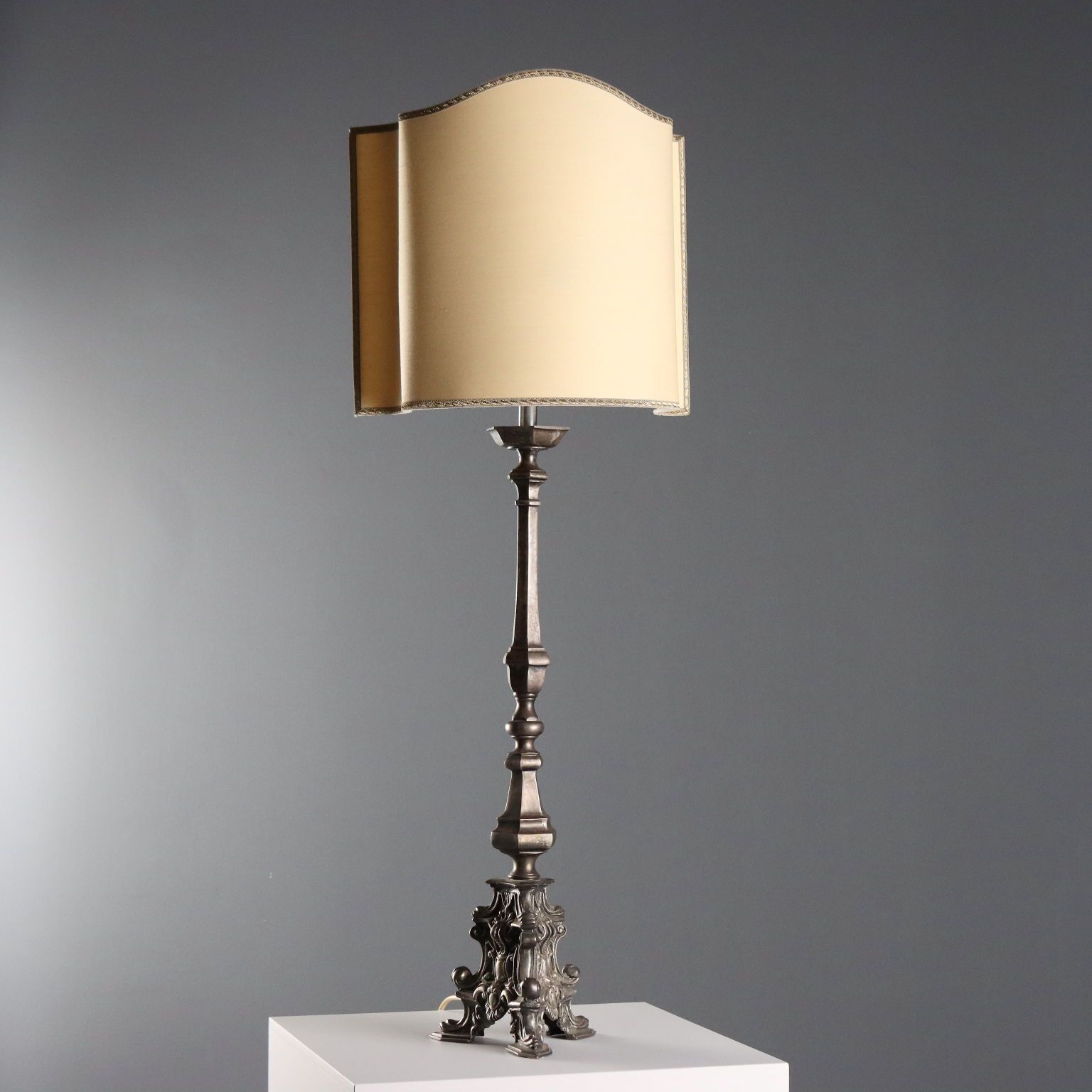 photo furniture Torciere In Stile