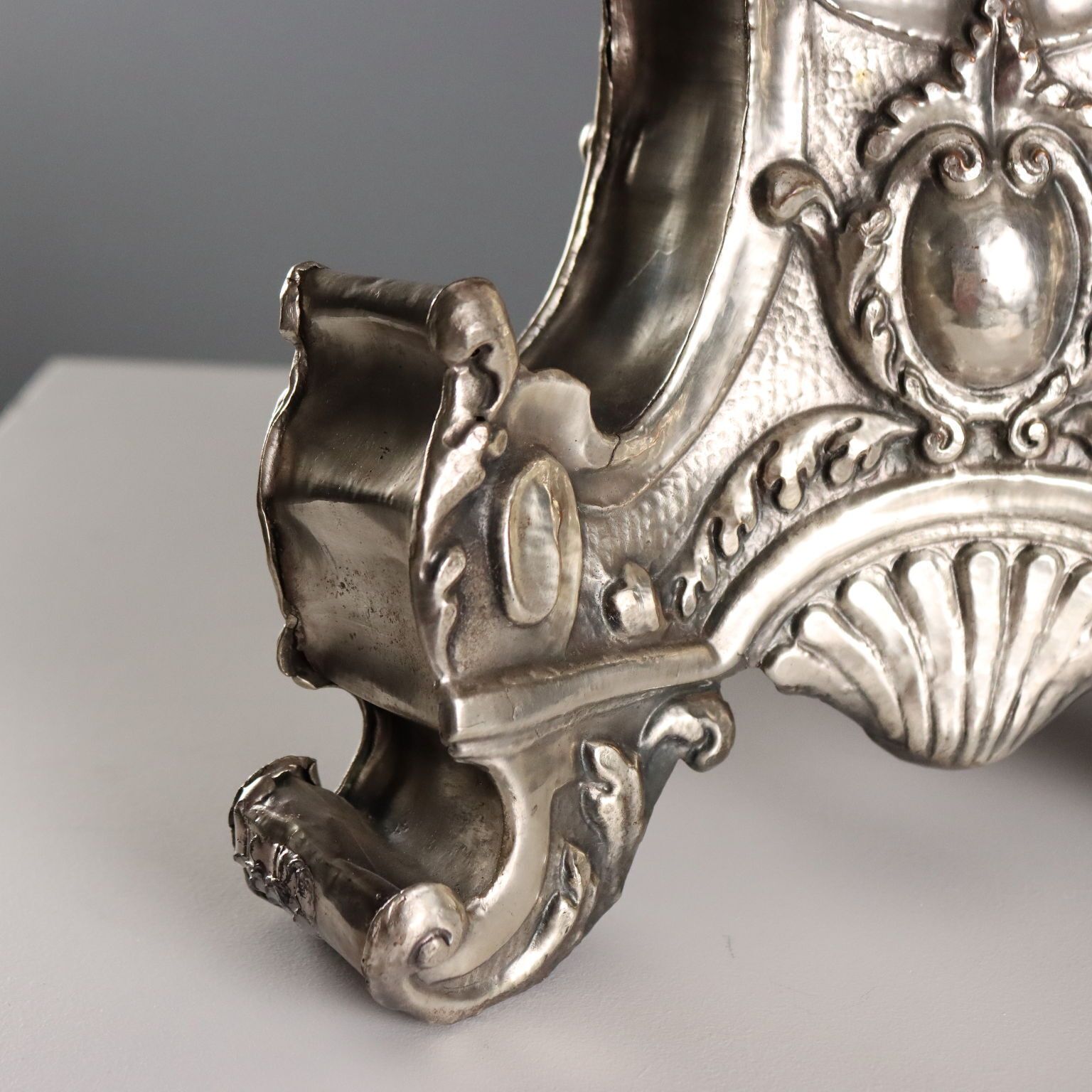 photo furniture Candélabre de style baroque en métal et tissu, XXe siècle