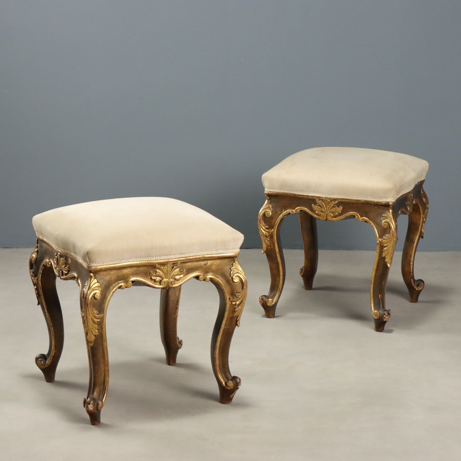 Tabourets éclectiques d'époque en bois sculpté et doré, XIXe siècle