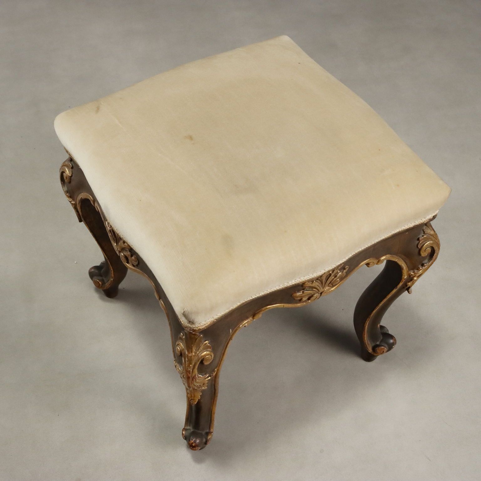 Tabourets éclectiques d'époque en bois sculpté et doré, XIXe siècle photo buy