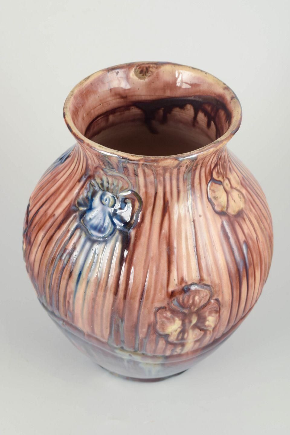 Grand vase en céramique Roskilde Lervarefabrik à reliefs floraux, années 1920/30.
