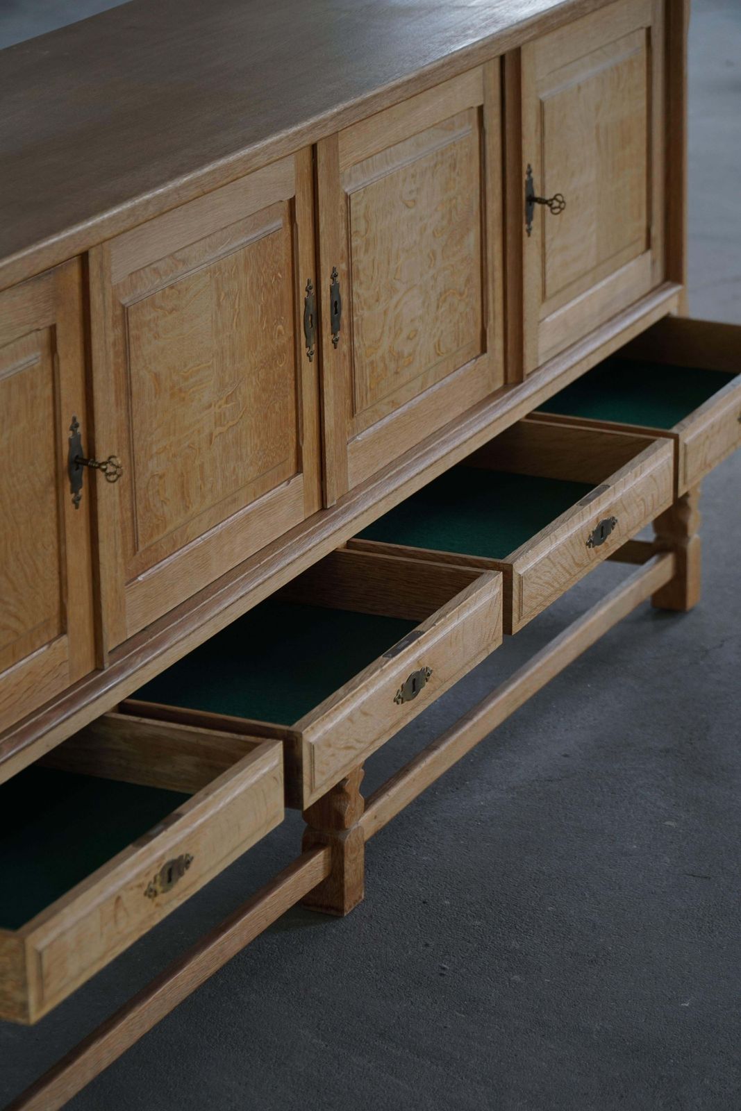 photo vinterior Danish Mid Century, Low Brutalist Sideboard In Oak, Henning Kjærnulf, 1960s