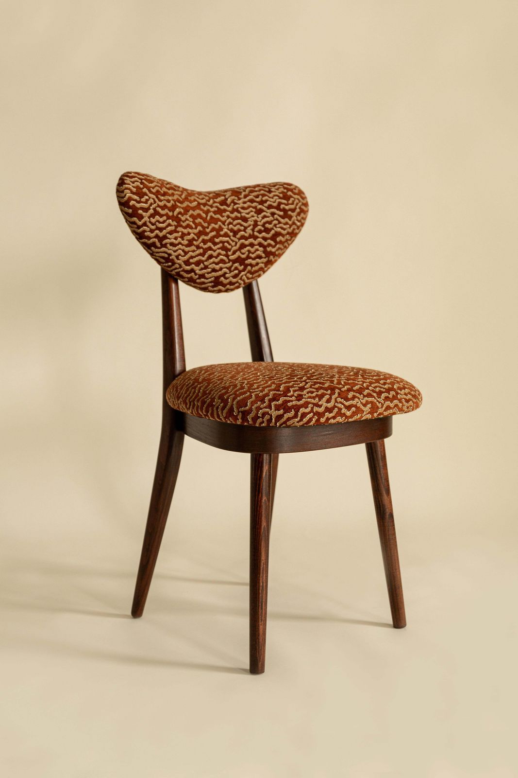 Set van acht mid-century stoelen met hartvormige rug, bekleed met Dunes-stof van Pierre Frey, Europa, ca. jaren 1960 photo Meubels