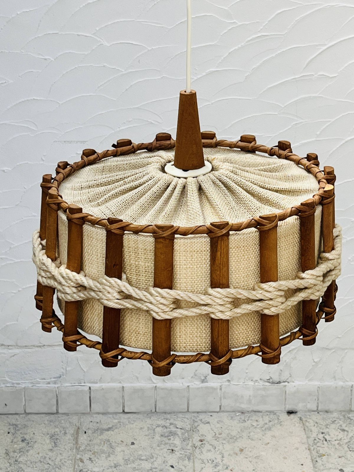 Scandinavische hanglamp van hout en jutestof. photo Verlichting