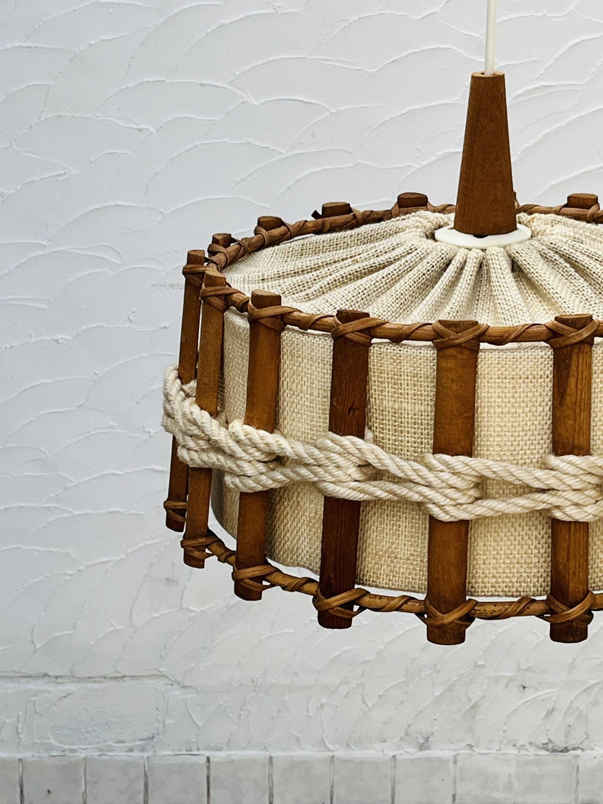 Scandinavische hanglamp van hout en jutestof. photo 81.6
