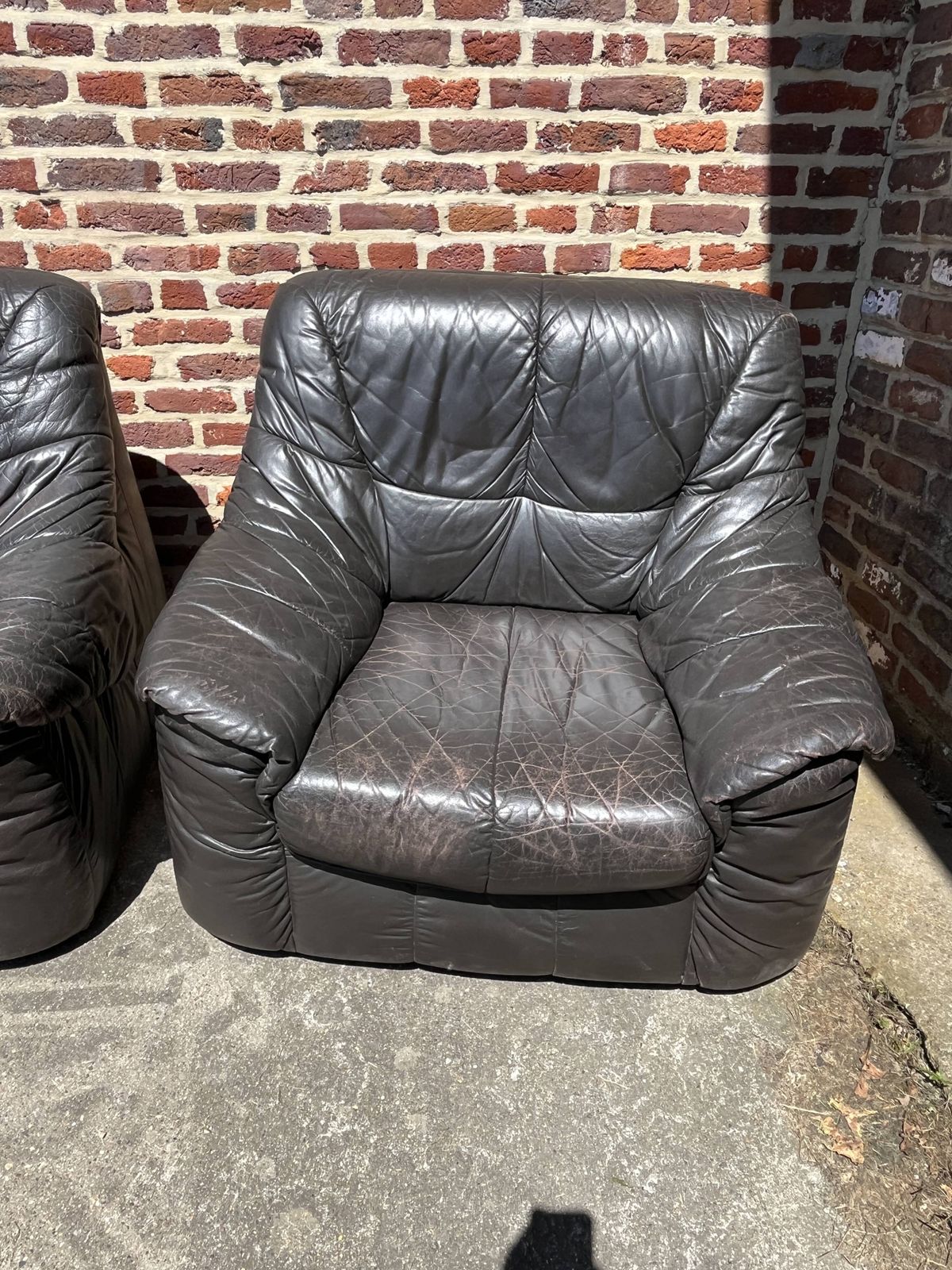 Paar fauteuils van gepatineerd leer photo for sale