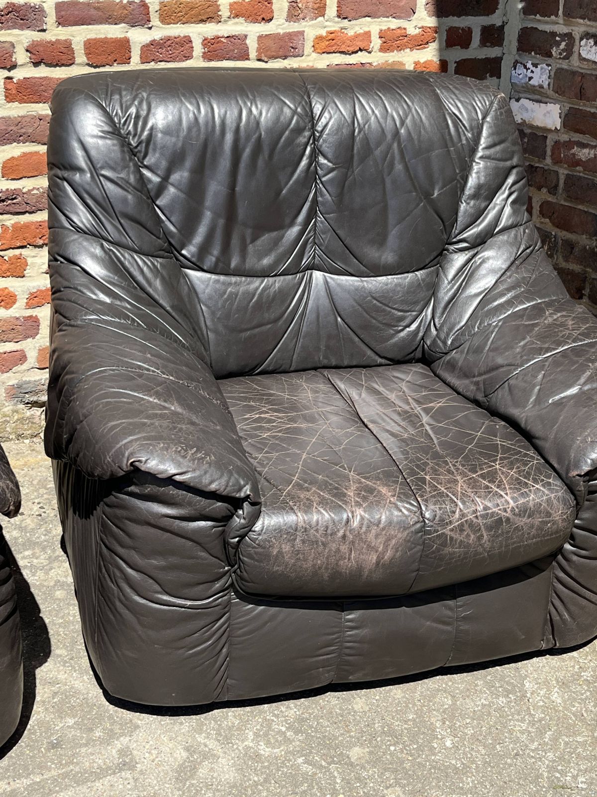 photo vinterior Paar fauteuils van gepatineerd leer