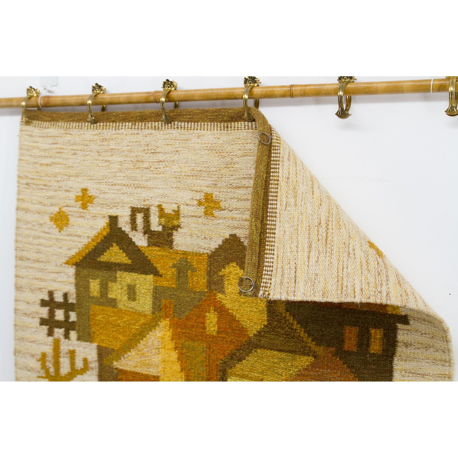 photo furniture Vintage jaren '70 handgeweven wandtapijt in mosterdgeel en bruin: geometrisch dorpsgezicht