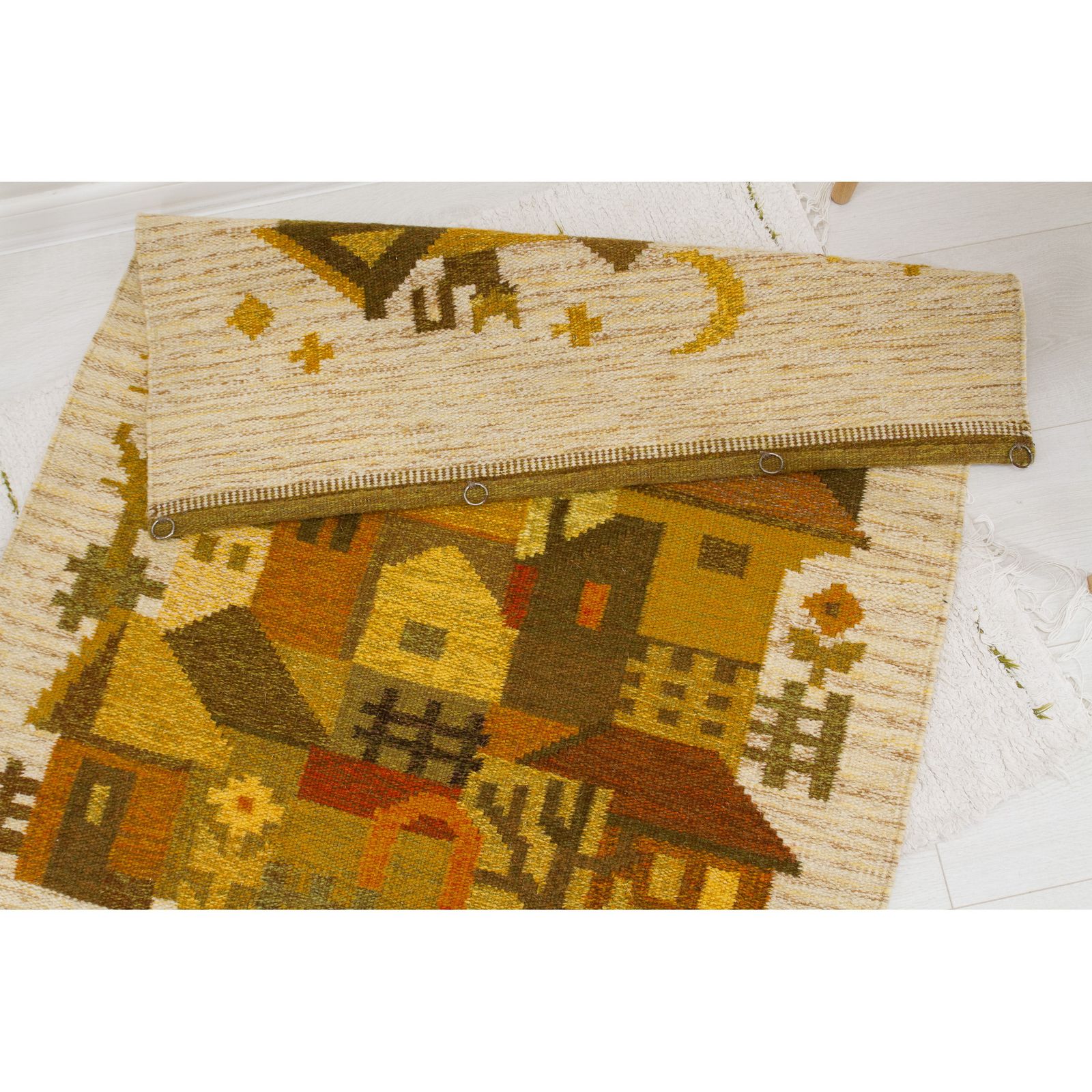 Kunst Vintage jaren '70 handgeweven wandtapijt in mosterdgeel en bruin: geometrisch dorpsgezicht photo