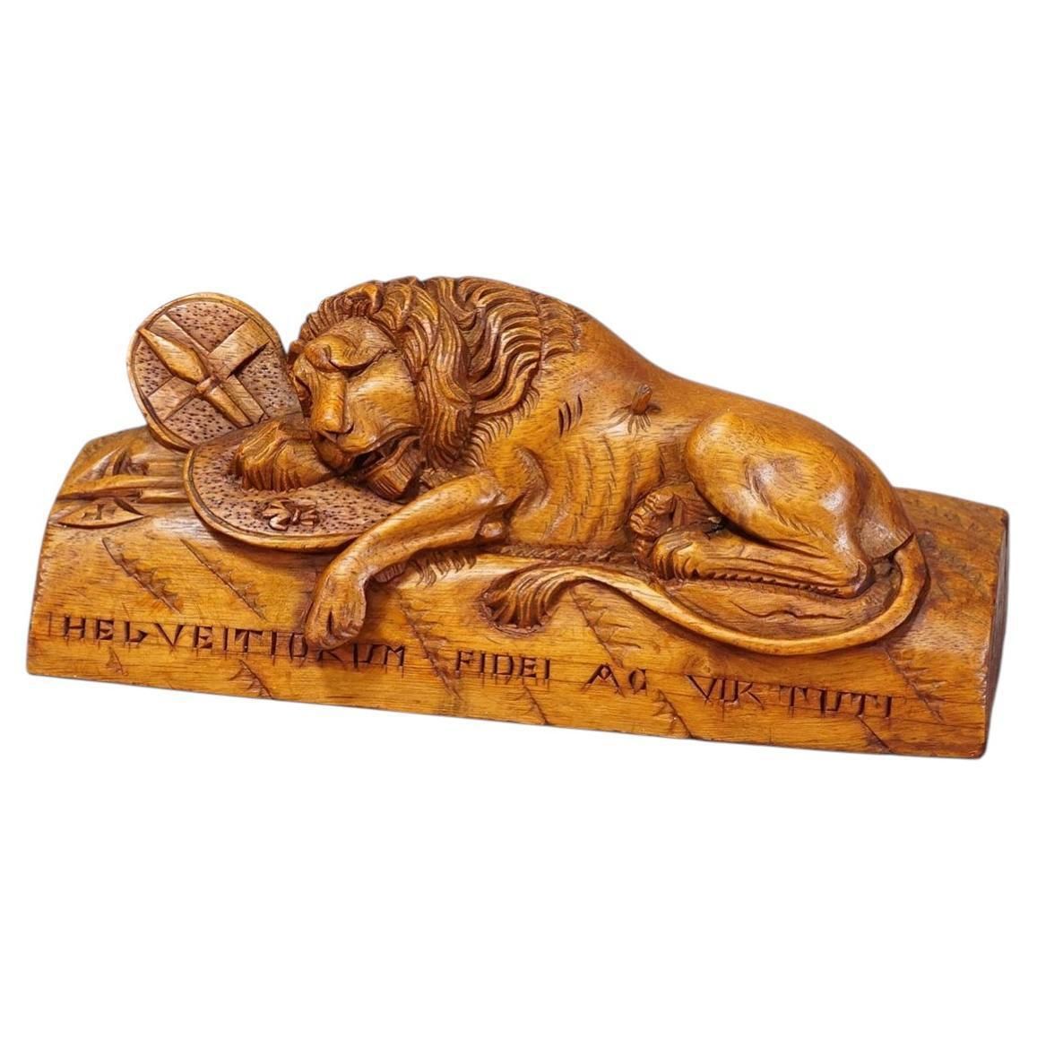 Antiek Zwitsers gesneden leeuw met heraldisch schild, Luzern, ca. 1900
