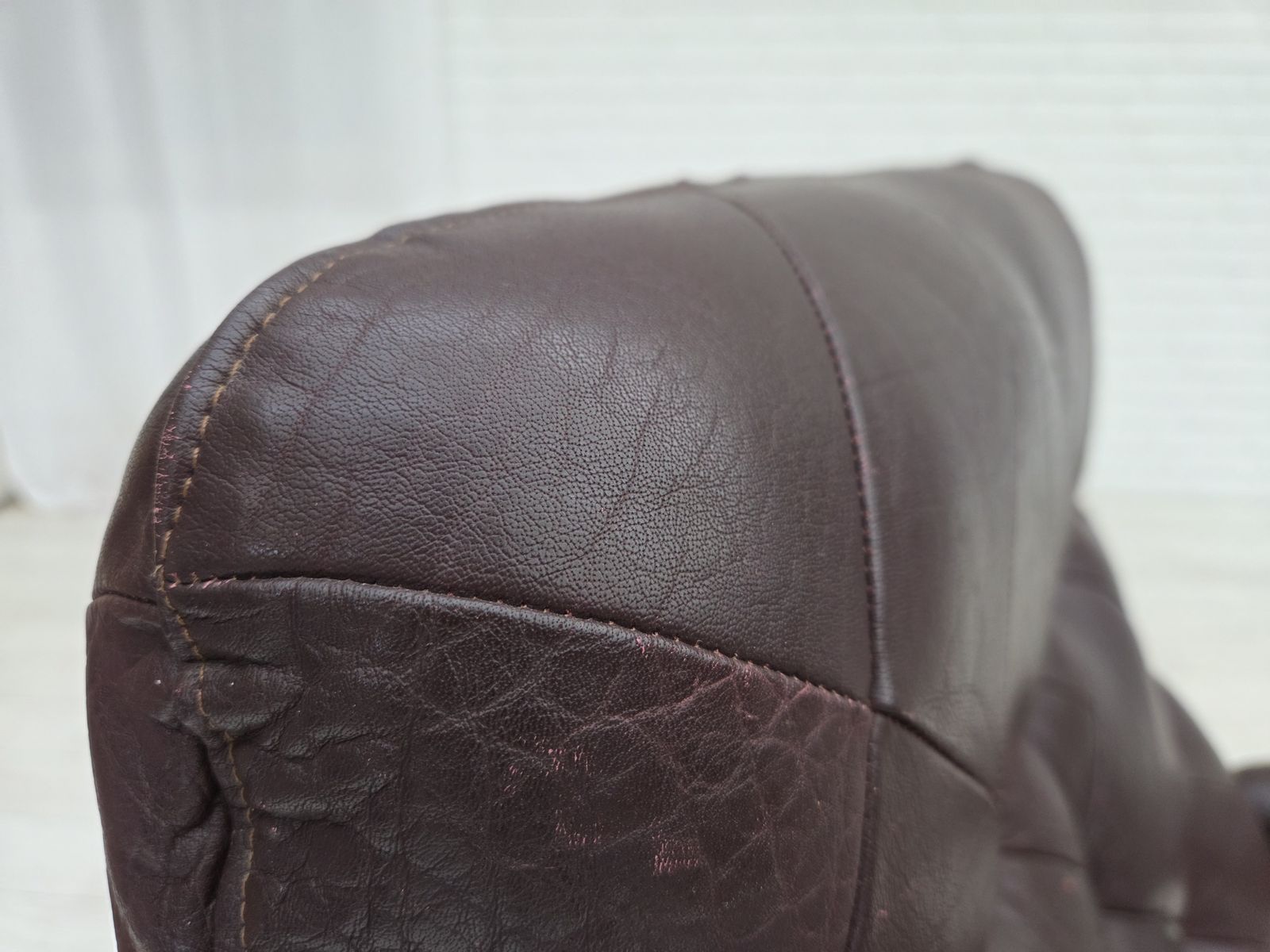 Ca. jaren 1970, Scandinavische fauteuil, bruin meubelleer, gebogen hout. photo vinterior