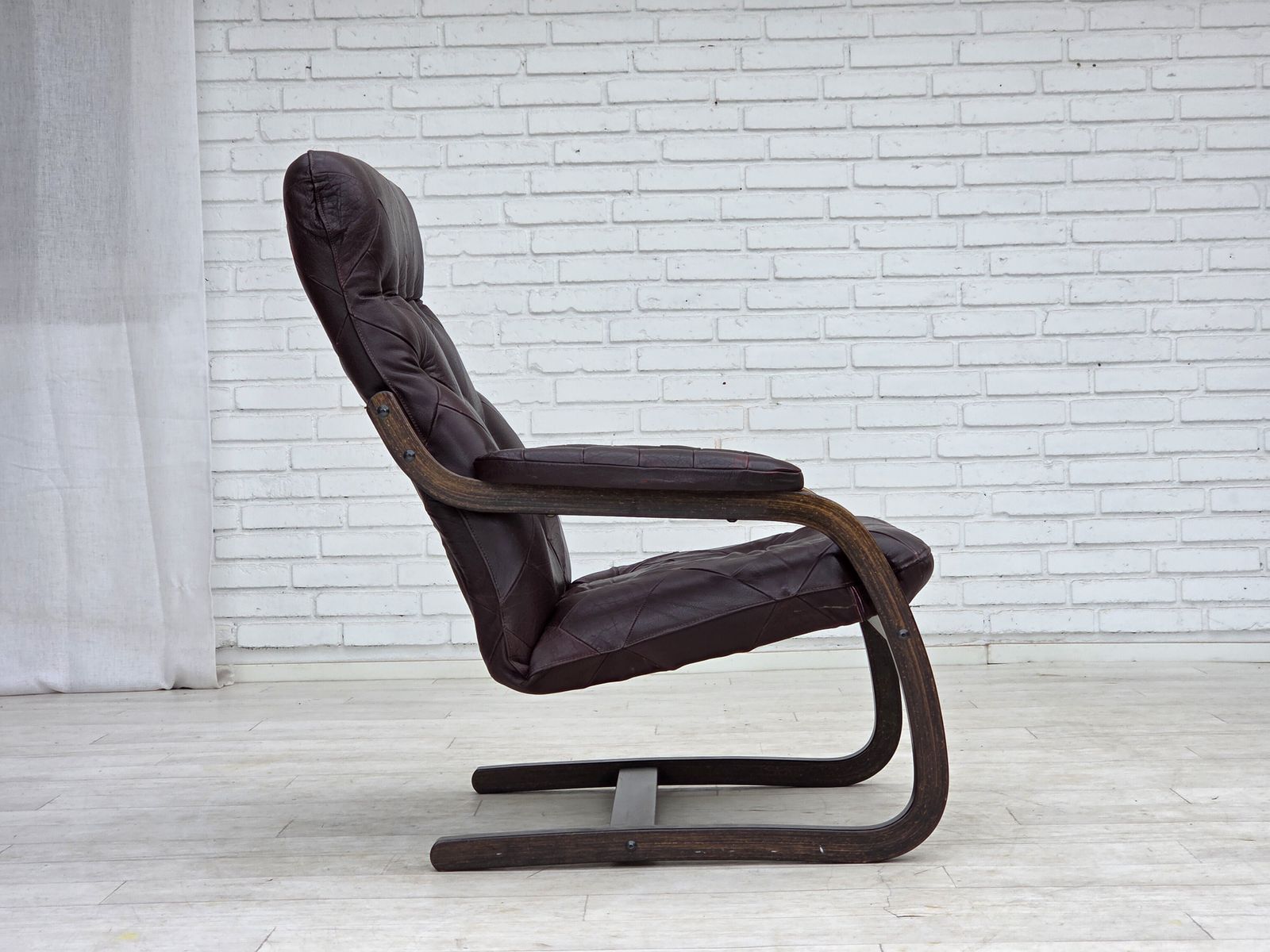 photo for sale Ca. jaren 1970, Scandinavische fauteuil, bruin meubelleer, gebogen hout.