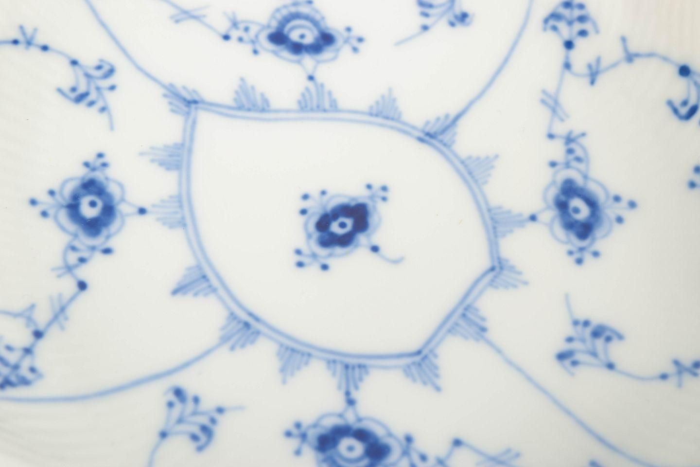 Royal Copenhagen. Blue Fluted Plain schaal in bladvorm. 1966. photo for sale