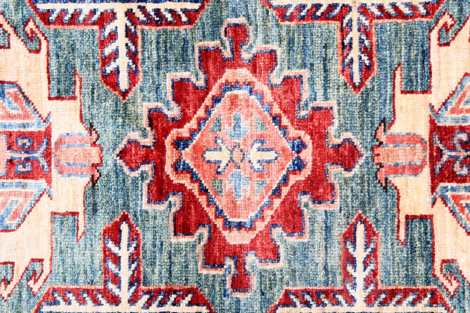 Tapis oriental vert à motifs géométriques, fait main, coloris jaune. photo Textiles