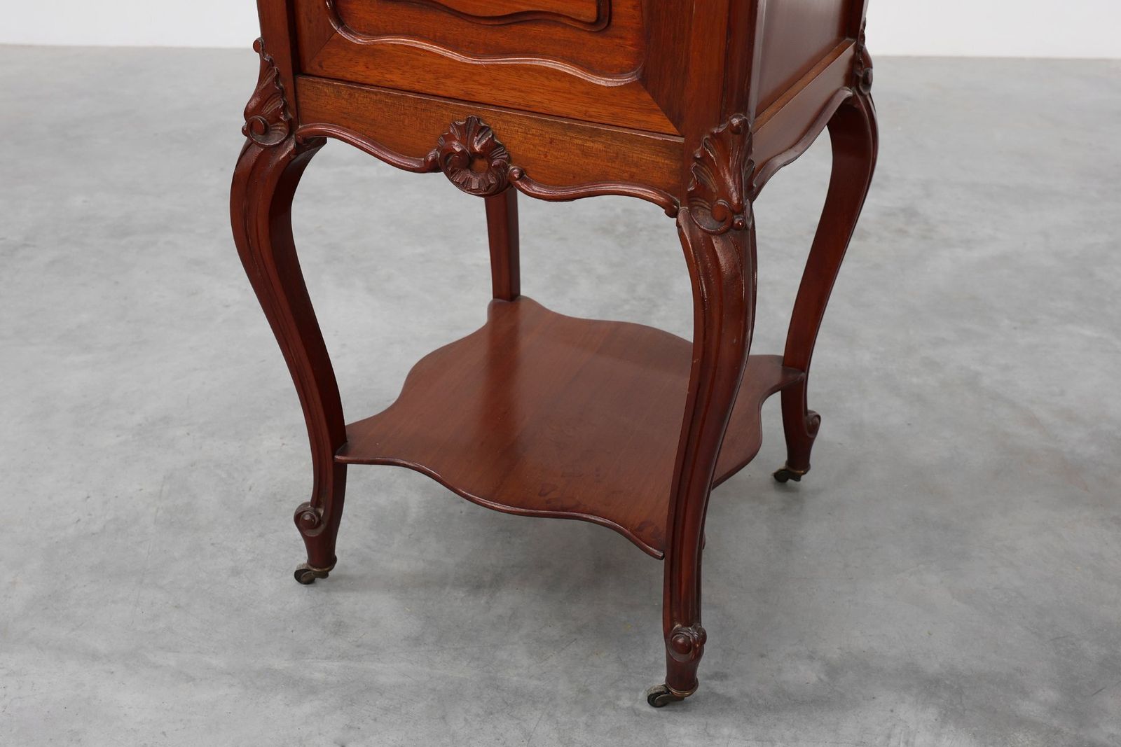 photo vintage Walnut Louis XV Nightstands With Carrara Marble Tops, France, 1900, Set Of 2