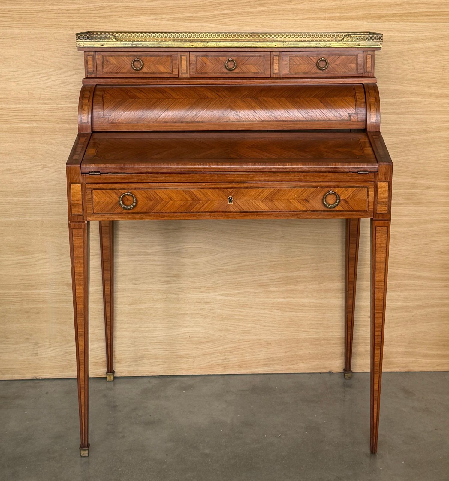 Bureau à cylindre de style Louis XVI, marqueterie et galerie en laiton photo furniture