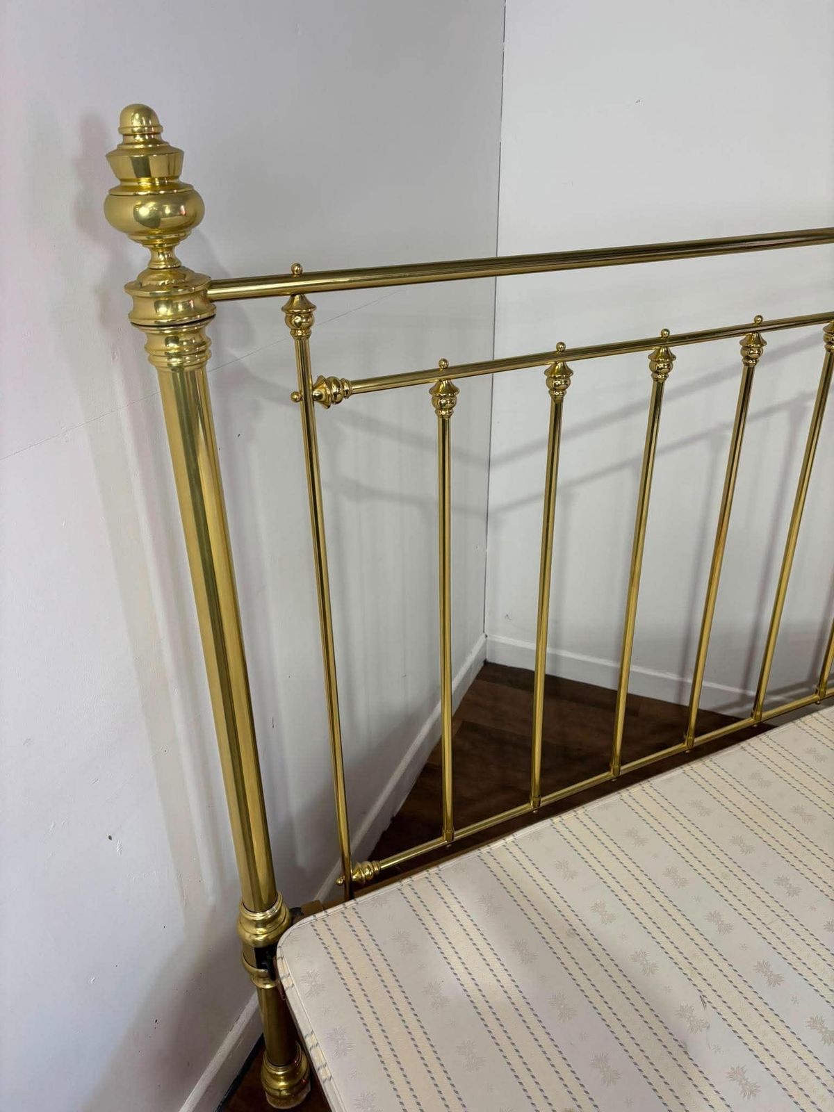 photo furniture Victorian Style Brass Super King Size Bed Frame