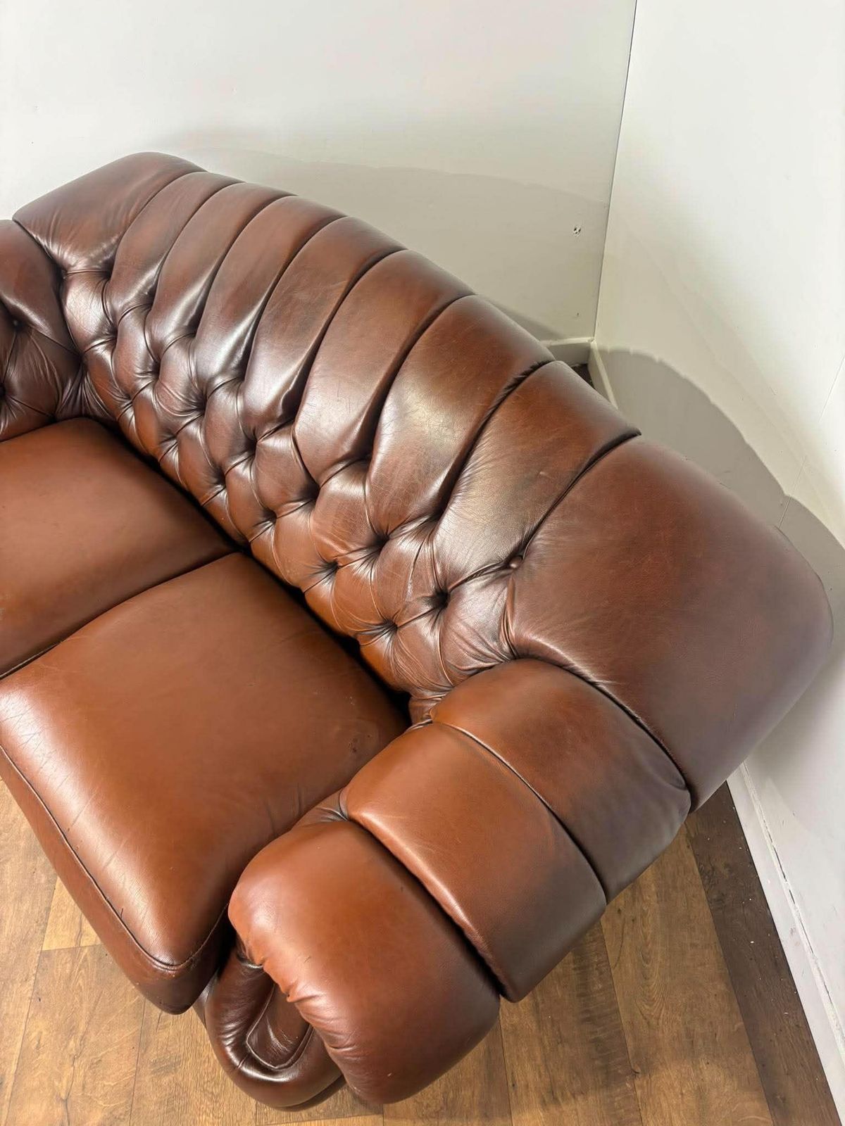 photo furniture Thomas Lloyd Brown Leather Chesterfield Style Sofa