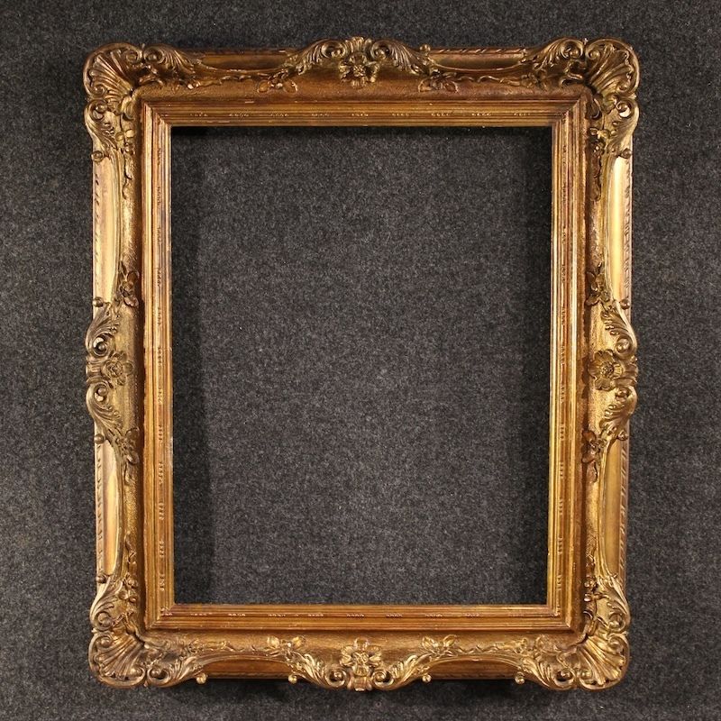 20th Century Carved And Gilded Italian Frame