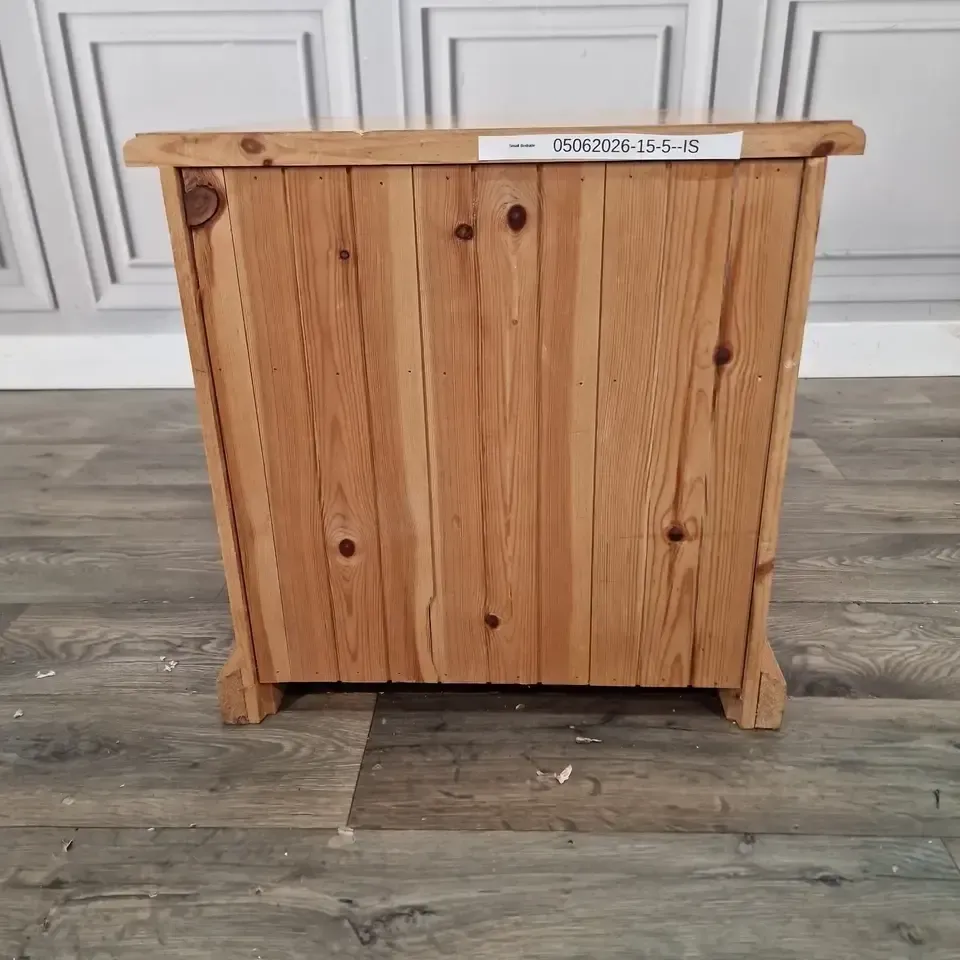 photo vintage Vintage Pine Bedside Cabinet  Small Wooden Nightstand With Drawer And Cupboard