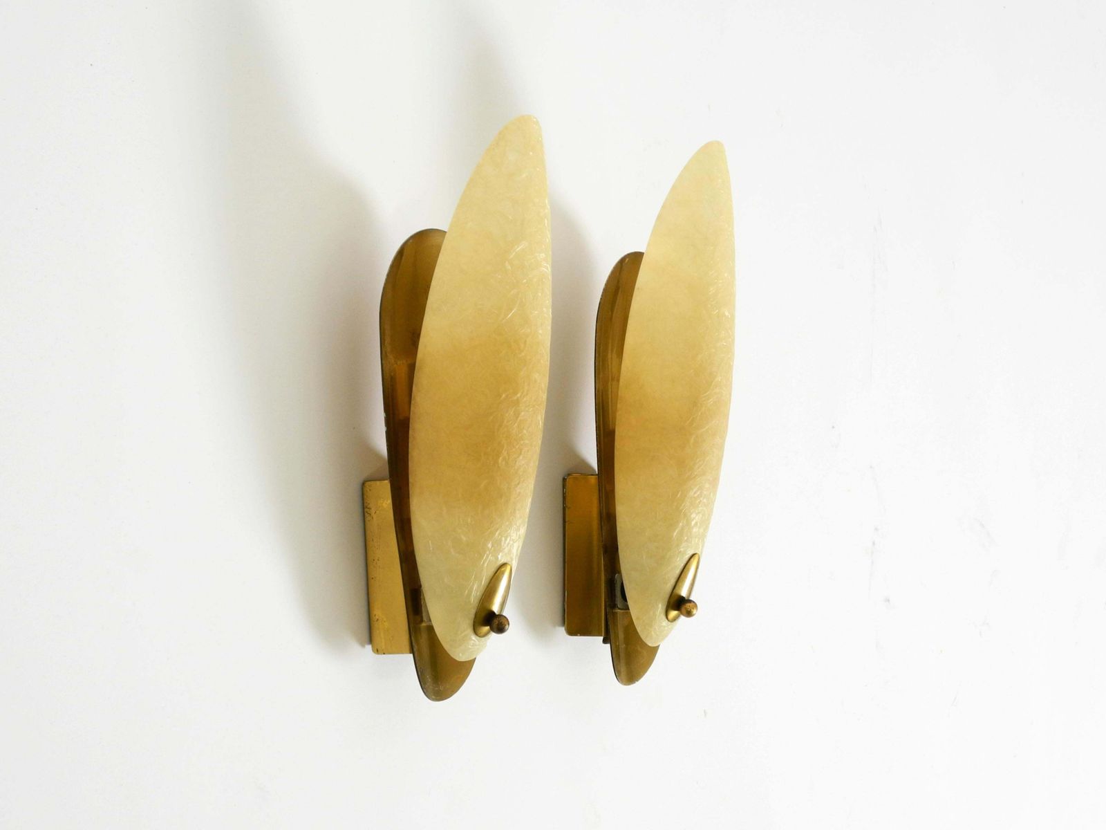 Een paar mid-century modern messing wandlampen met fiberglass kappen photo for sale