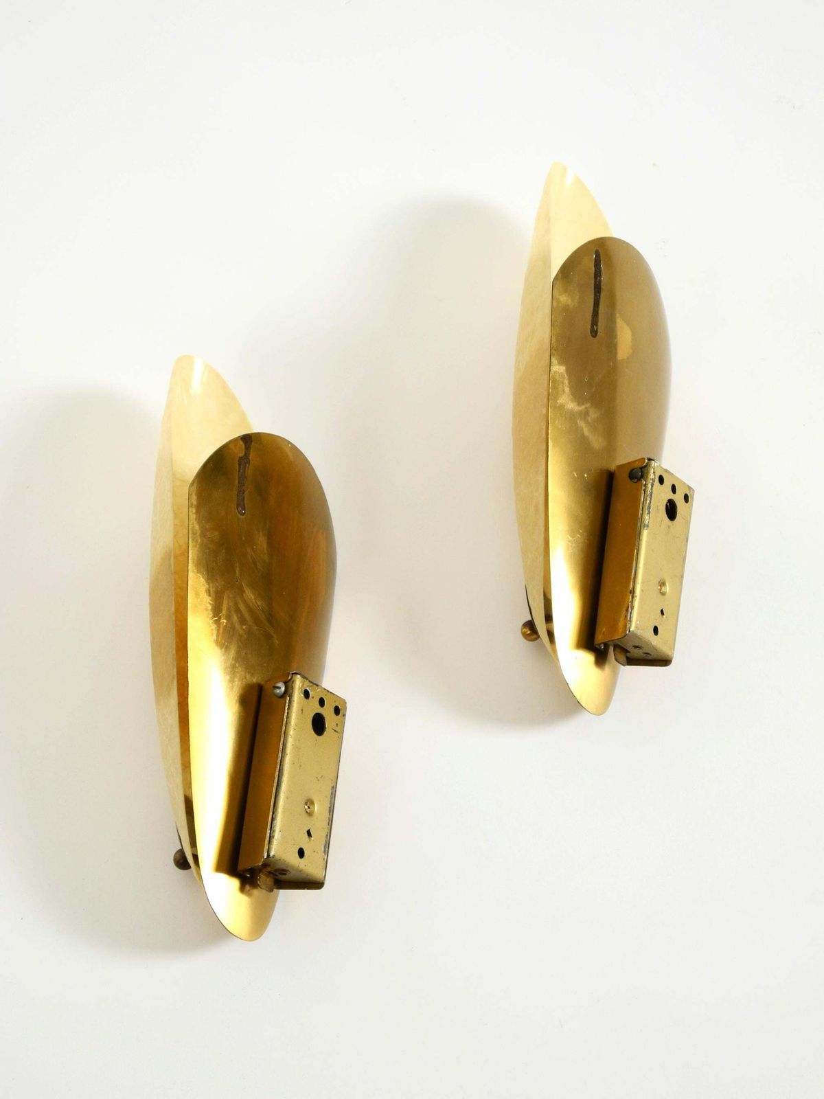 873.0 Een paar mid-century modern messing wandlampen met fiberglass kappen photo